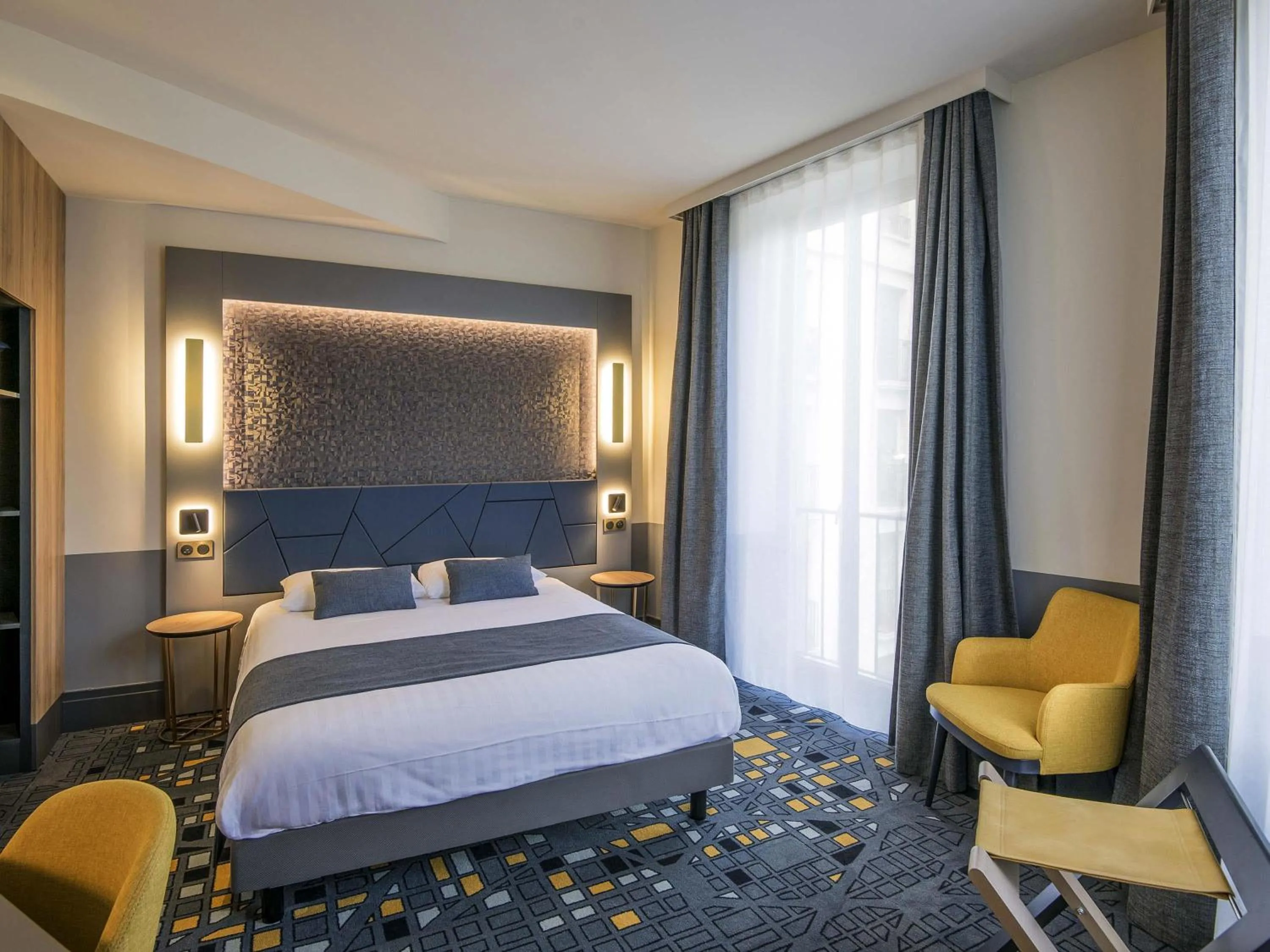 Bedroom, Bed in Hôtel Mercure Rodez Cathédrale