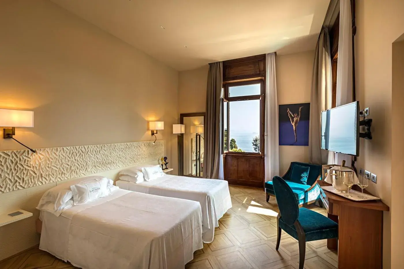 Junior Suite with Balcony with Lake View in Hotel Laurin Junior Suite with Balcony with Lake View in Hotel Laurin