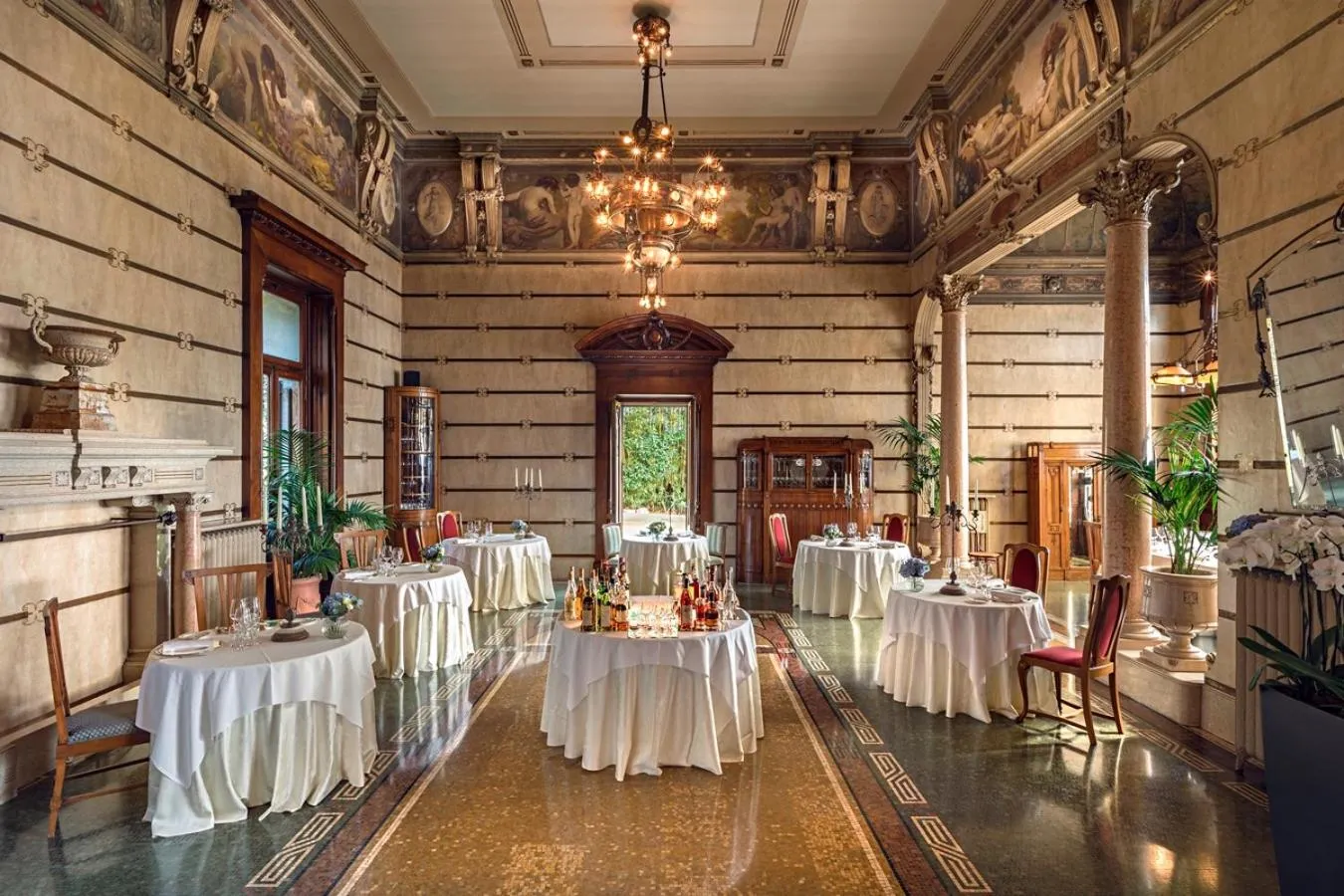 Restaurant/places to eat in Hotel Laurin