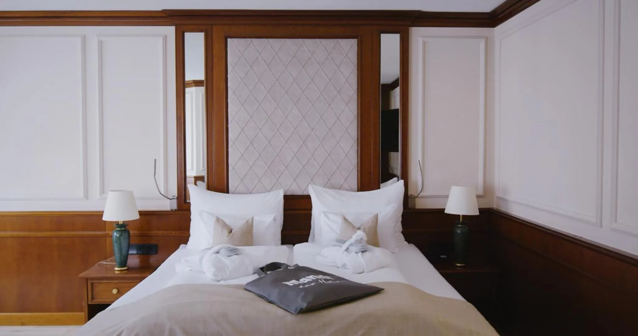 Bed in MANNI das Hotel