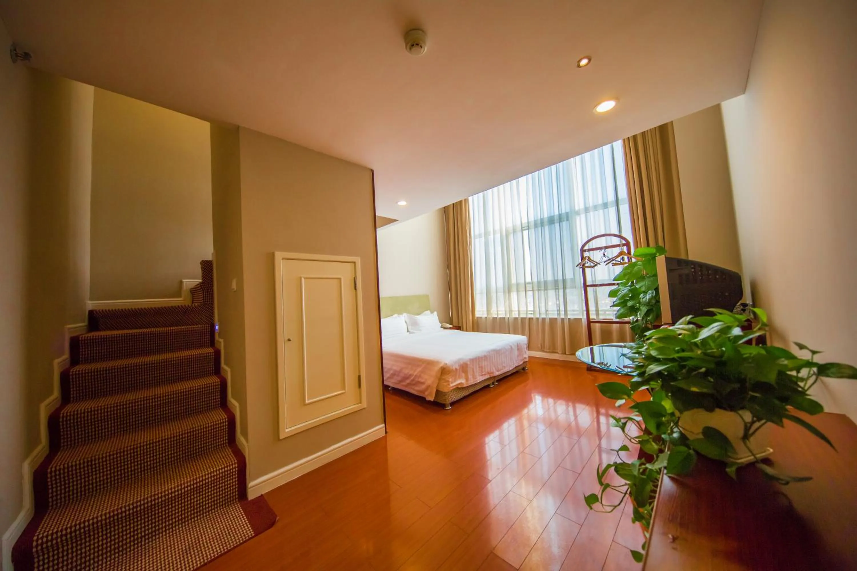 Bed in Yantai Meiya International ApartHotel (Previous Ramada Plaza)