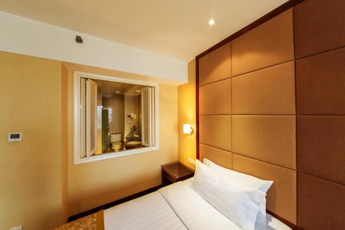 Bed in Yantai Meiya International ApartHotel (Previous Ramada Plaza)