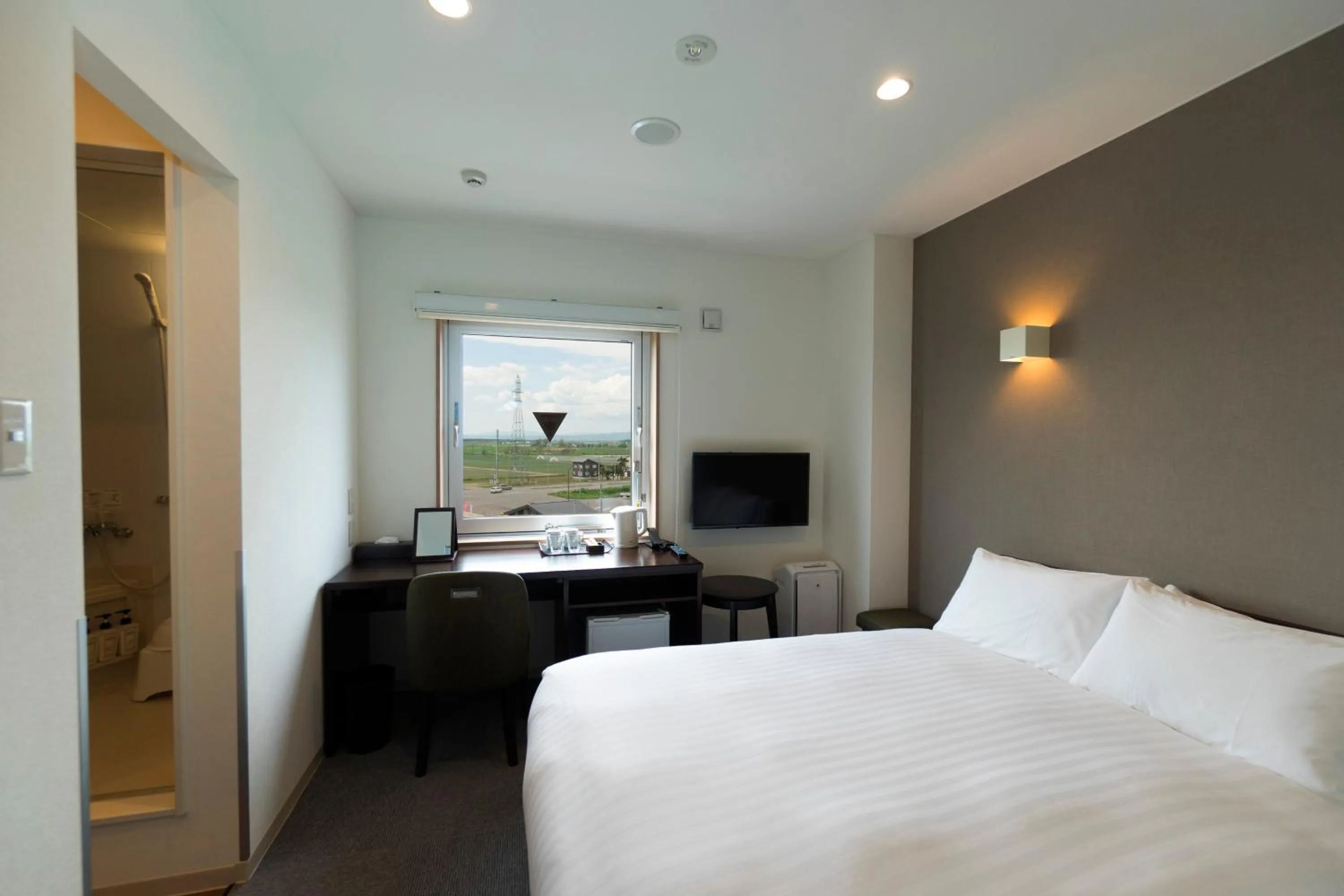 Photo of the whole room, Bed in Mikasa Tennen Onsen Taikonoyu Sparesort Hotel Taiko Bettei Hatago