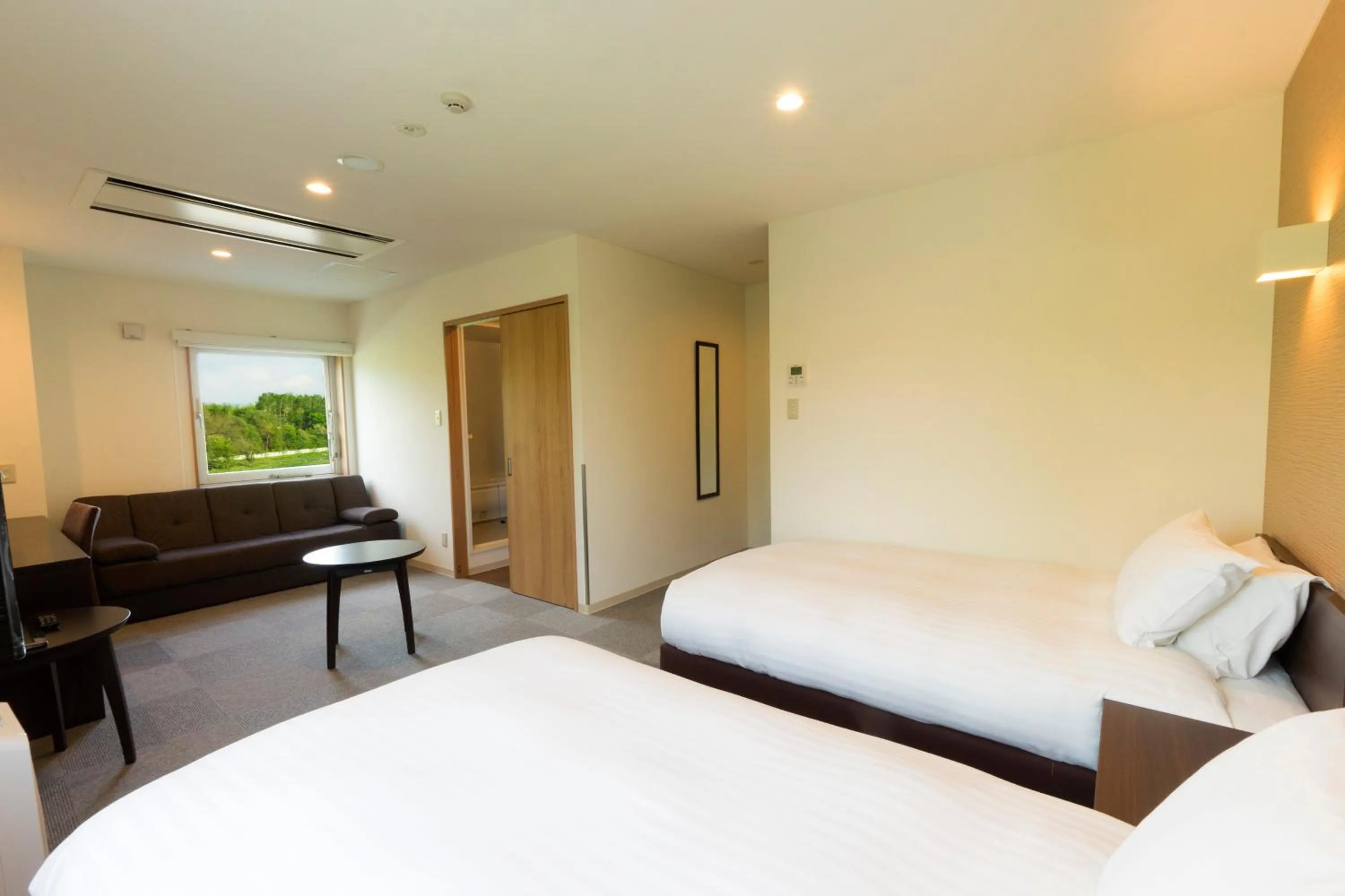 Photo of the whole room, Bed in Mikasa Tennen Onsen Taikonoyu Sparesort Hotel Taiko Bettei Hatago