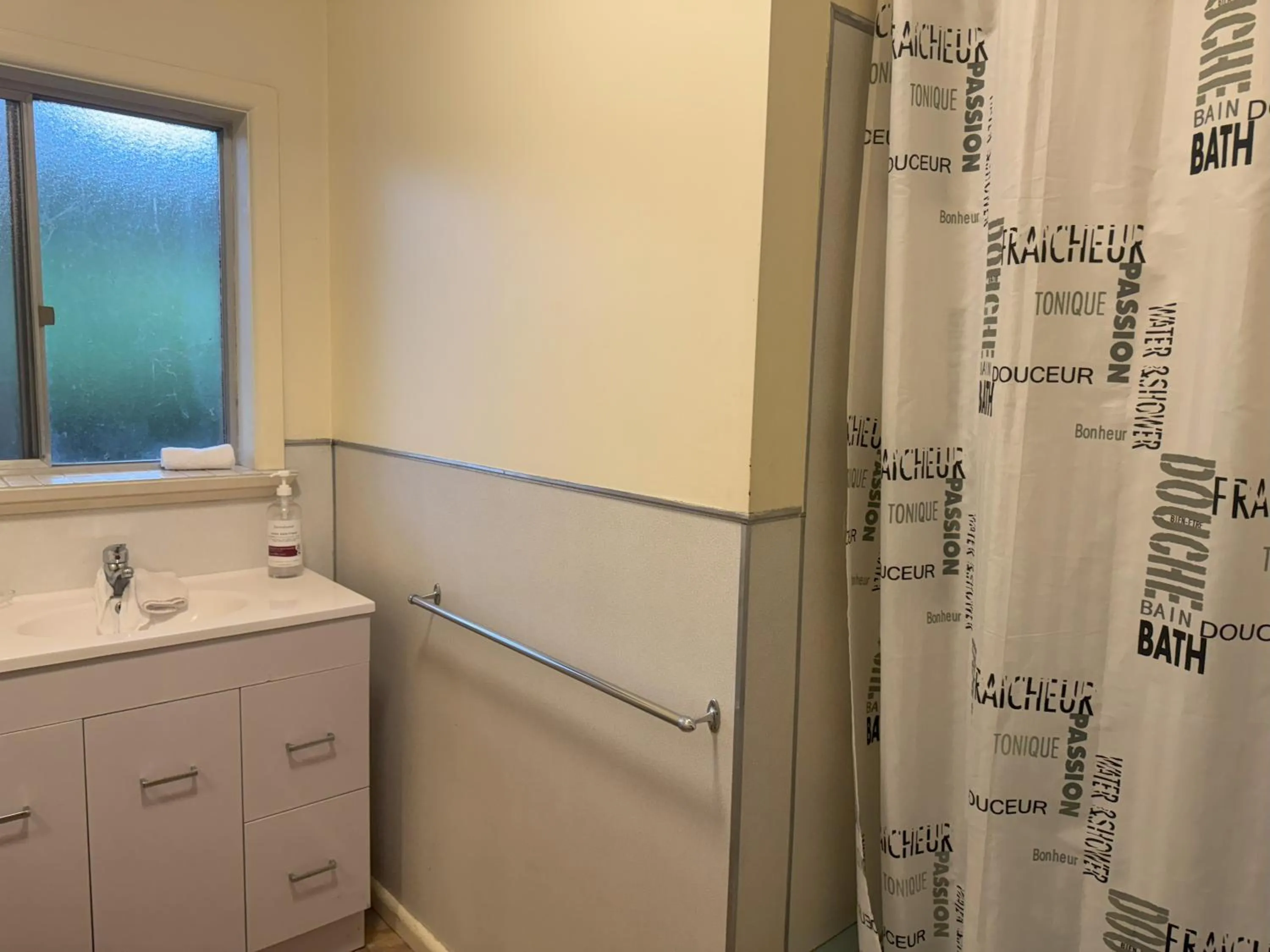 Bathroom in Ovensview On Riverside