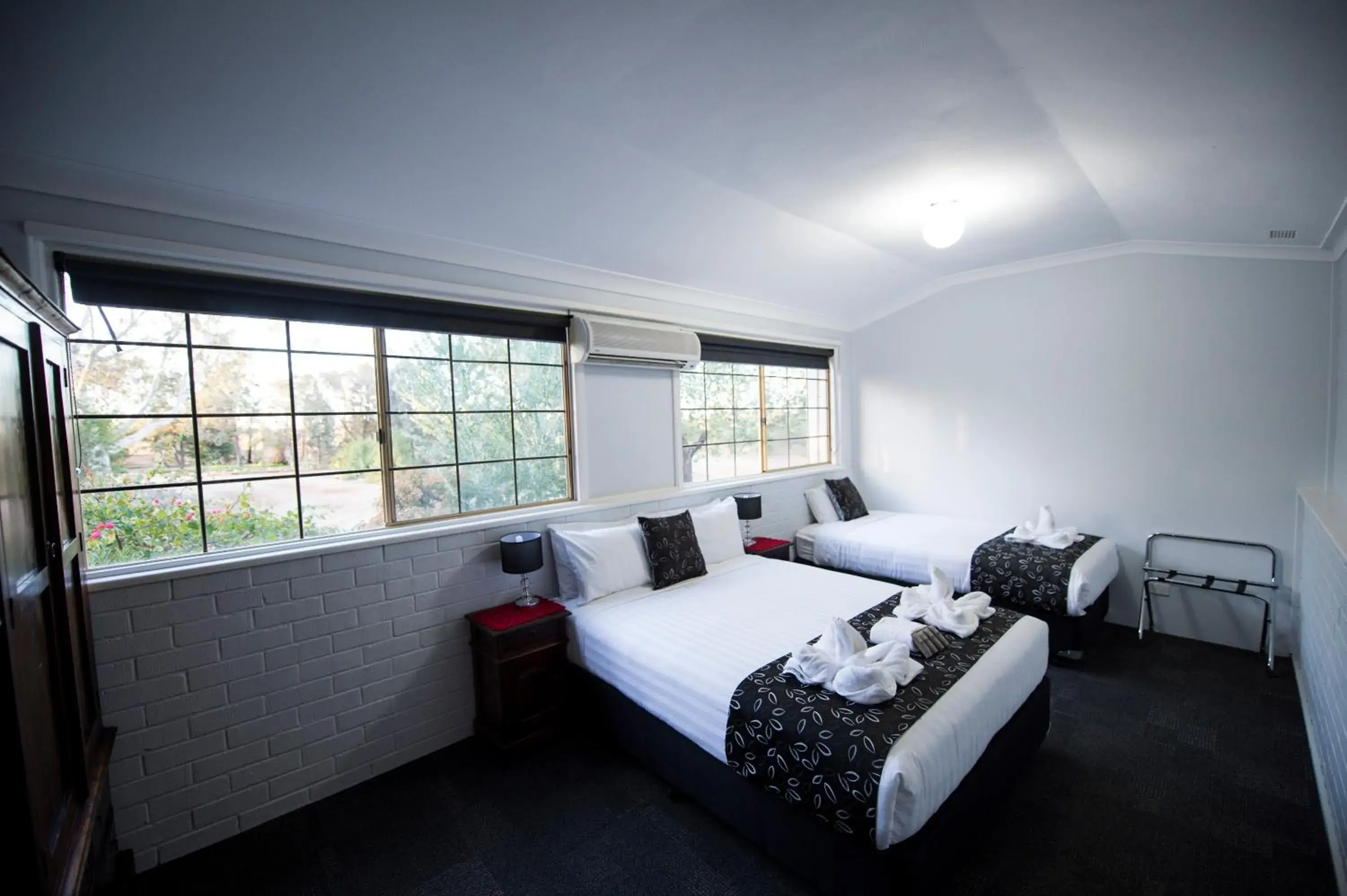 Queen Room with Shared Bathroom in The Old Convent Dalwallinu Queen Room with Shared Bathroom in The Old Convent Dalwallinu