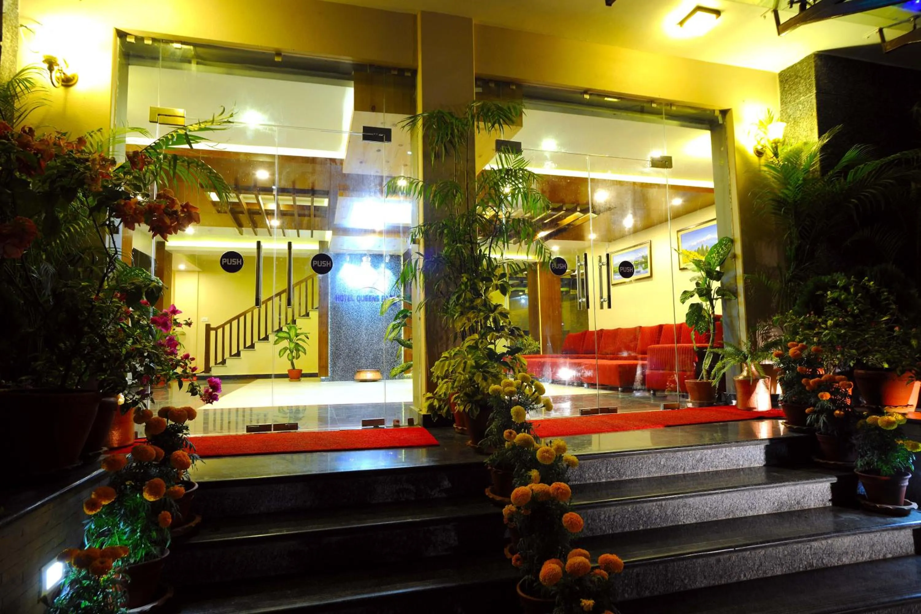 Facade/entrance in Hotel Queens Park