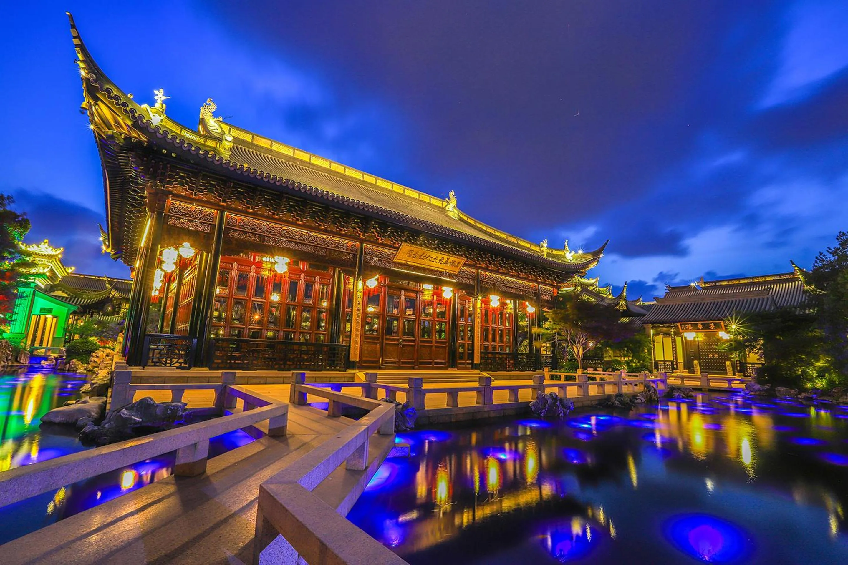 Night in Royal Garden Hotel Shanghai-Free Shuttle to and From Disney & PVG & close Metro Line2 easy to SHA New Expo