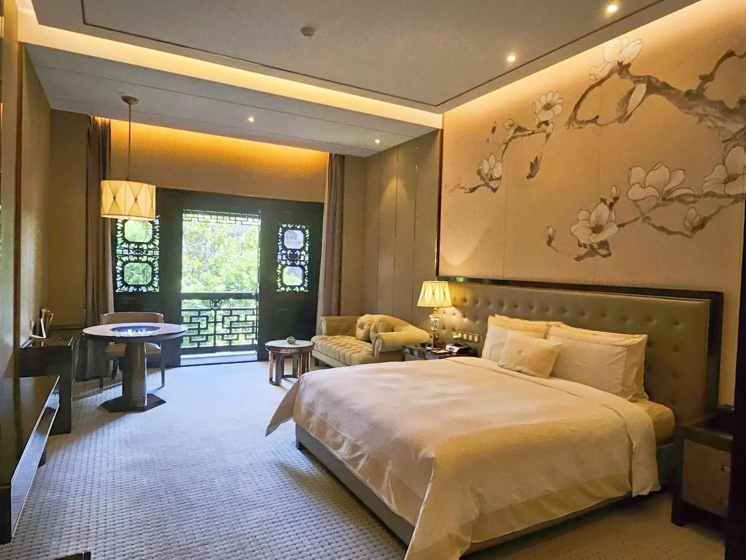 Superior Queen Room in Royal Garden Hotel Shanghai-Free Shuttle to and From Disney & PVG & close Metro Line2 easy to SHA New Expo Superior Queen Room in Royal Garden Hotel Shanghai-Free Shuttle to and From Disney & PVG & close Metro Line2 easy to SHA New Expo