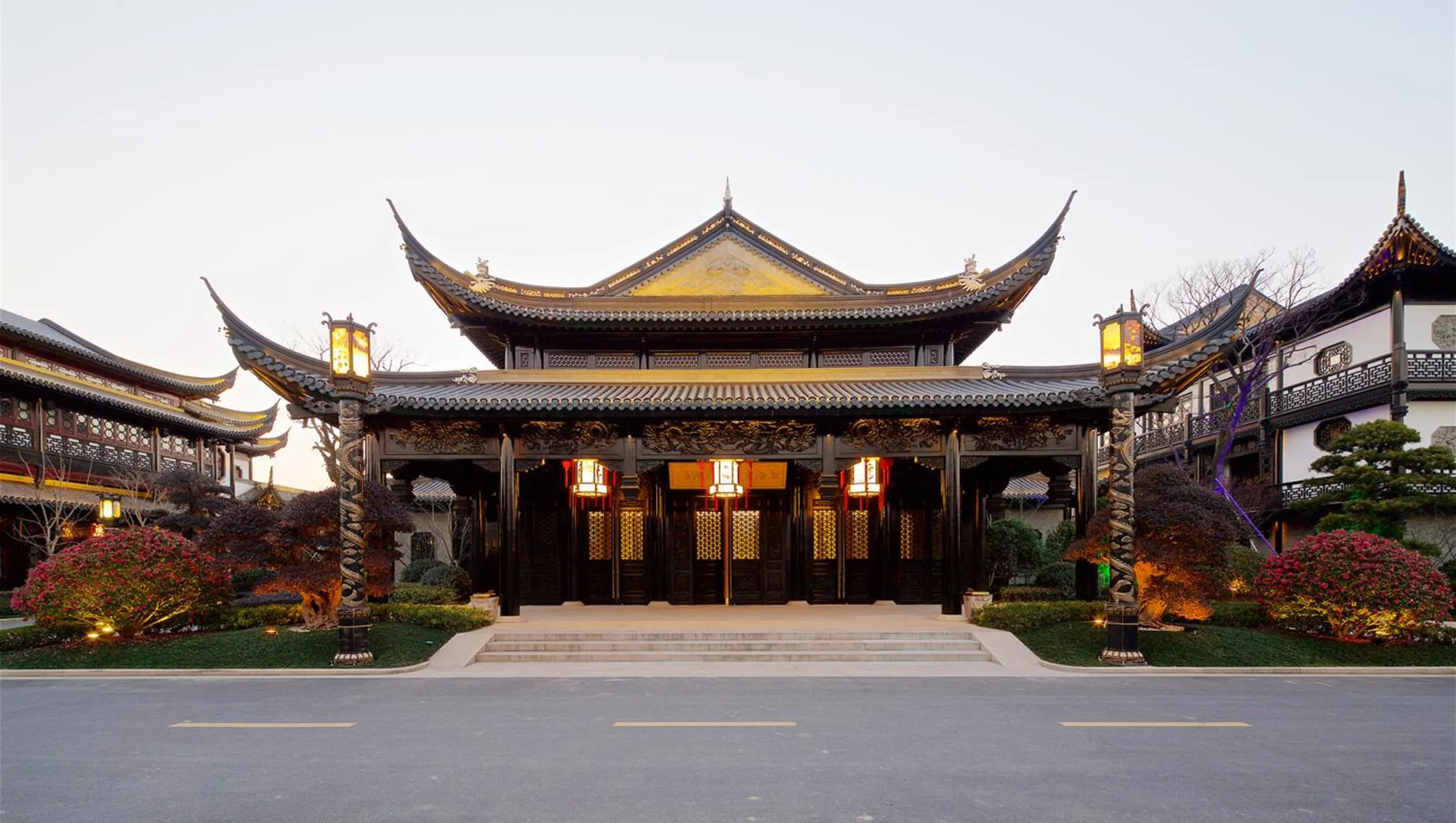 Property building in Royal Garden Hotel Shanghai-Free Shuttle to and From Disney & PVG & close Metro Line2 easy to SHA New Expo