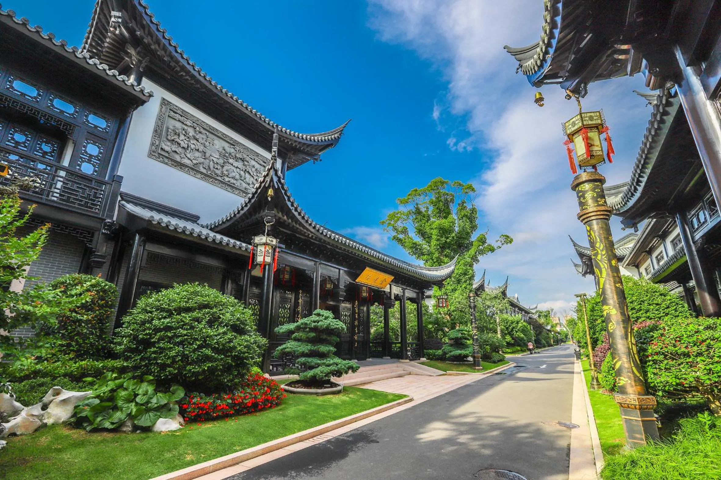 Garden in Royal Garden Hotel Shanghai-Free Shuttle to and From Disney & PVG & close Metro Line2 easy to SHA New Expo