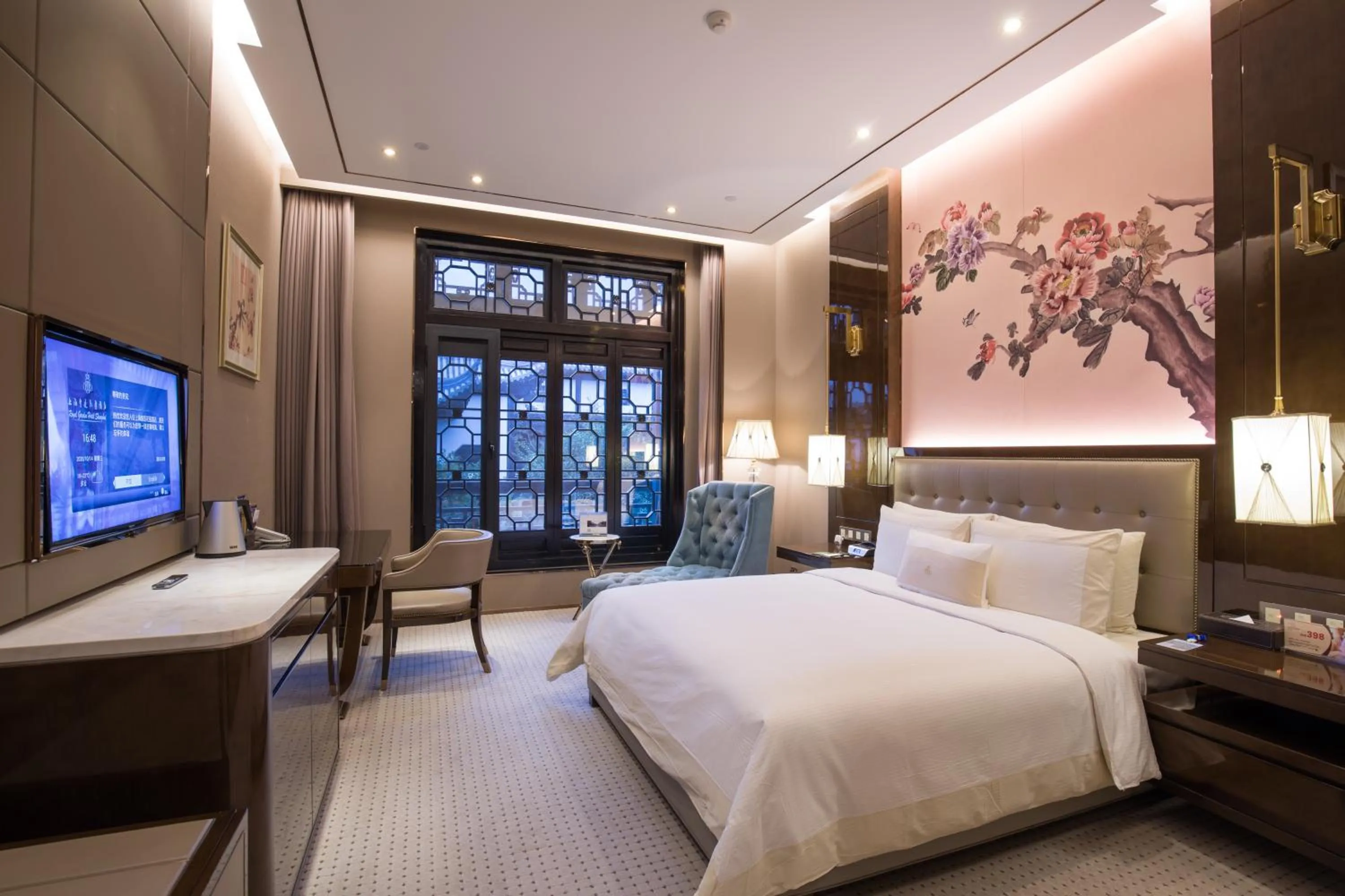 Photo of the whole room, Bed in Royal Garden Hotel Shanghai-Free Shuttle to and From Disney & PVG & close Metro Line2 easy to SHA New Expo