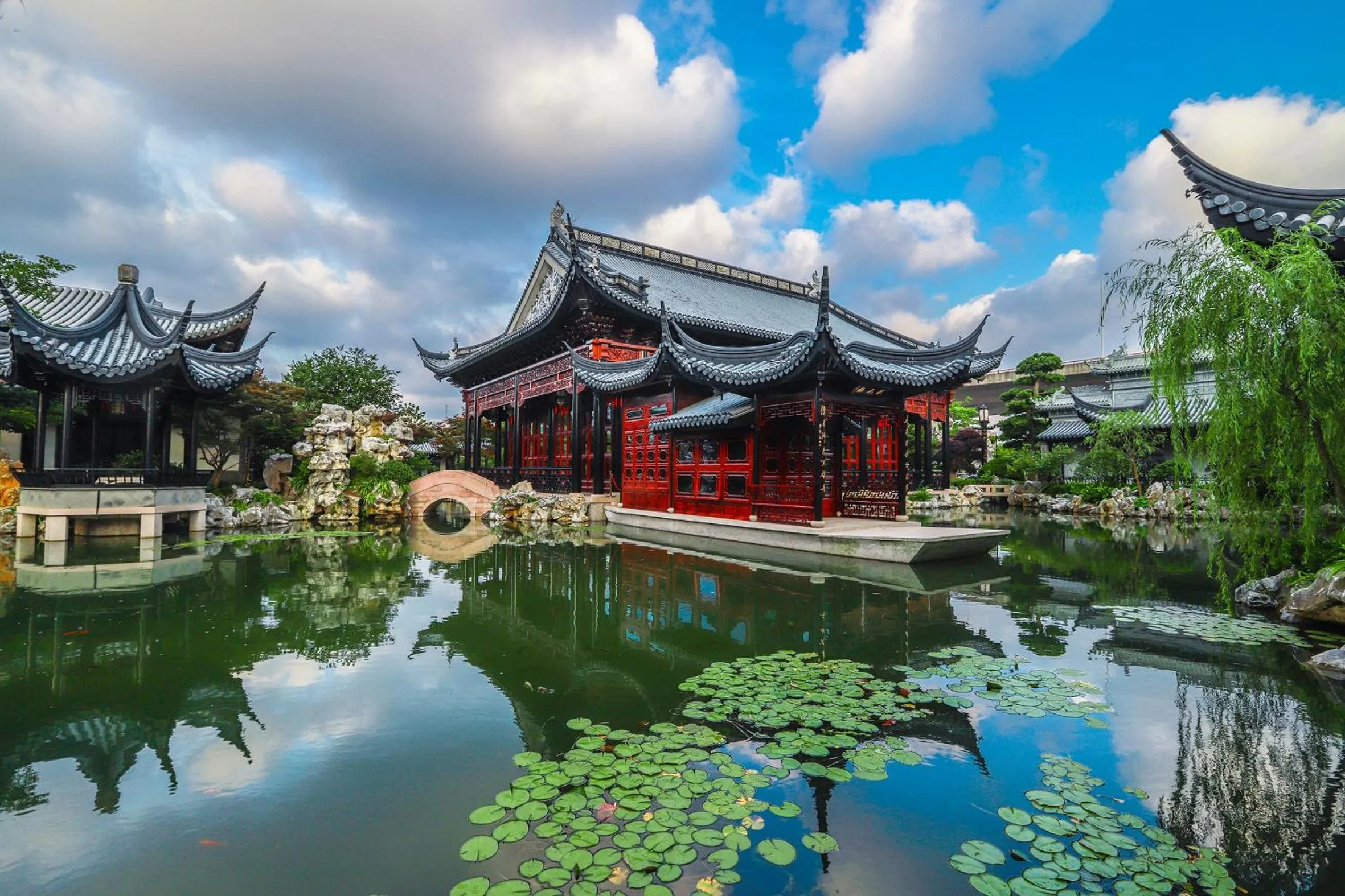 Lake view in Royal Garden Hotel Shanghai-Free Shuttle to and From Disney & PVG & close Metro Line2 easy to SHA New Expo