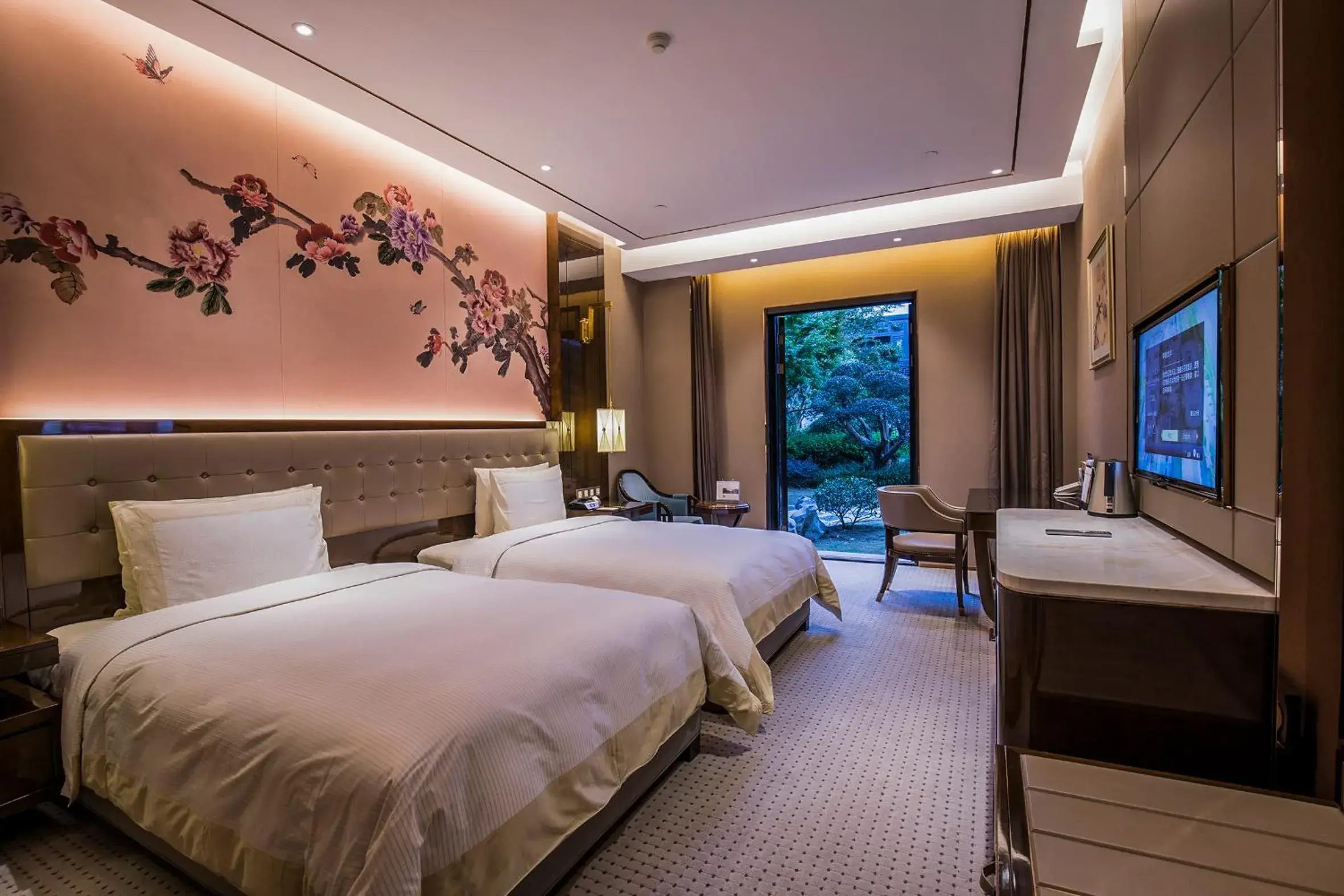 Deluxe Twin Room with Garden View in Royal Garden Hotel Shanghai-Free Shuttle to and From Disney & PVG & close Metro Line2 easy to SHA New Expo Deluxe Twin Room with Garden View in Royal Garden Hotel Shanghai-Free Shuttle to and From Disney & PVG & close Metro Line2 easy to SHA New Expo