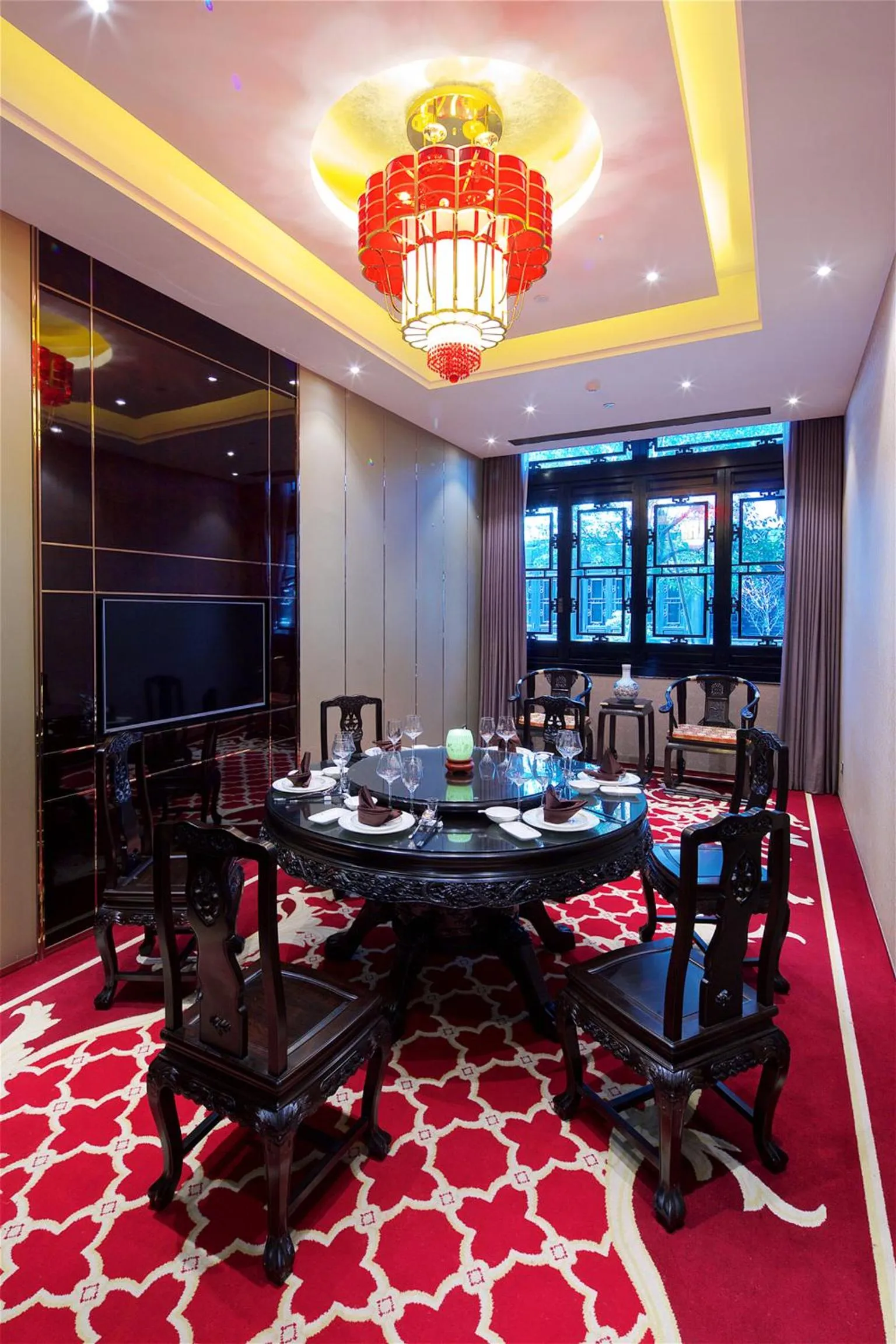 Restaurant/places to eat in Royal Garden Hotel Shanghai-Free Shuttle to and From Disney & PVG & close Metro Line2 easy to SHA New Expo