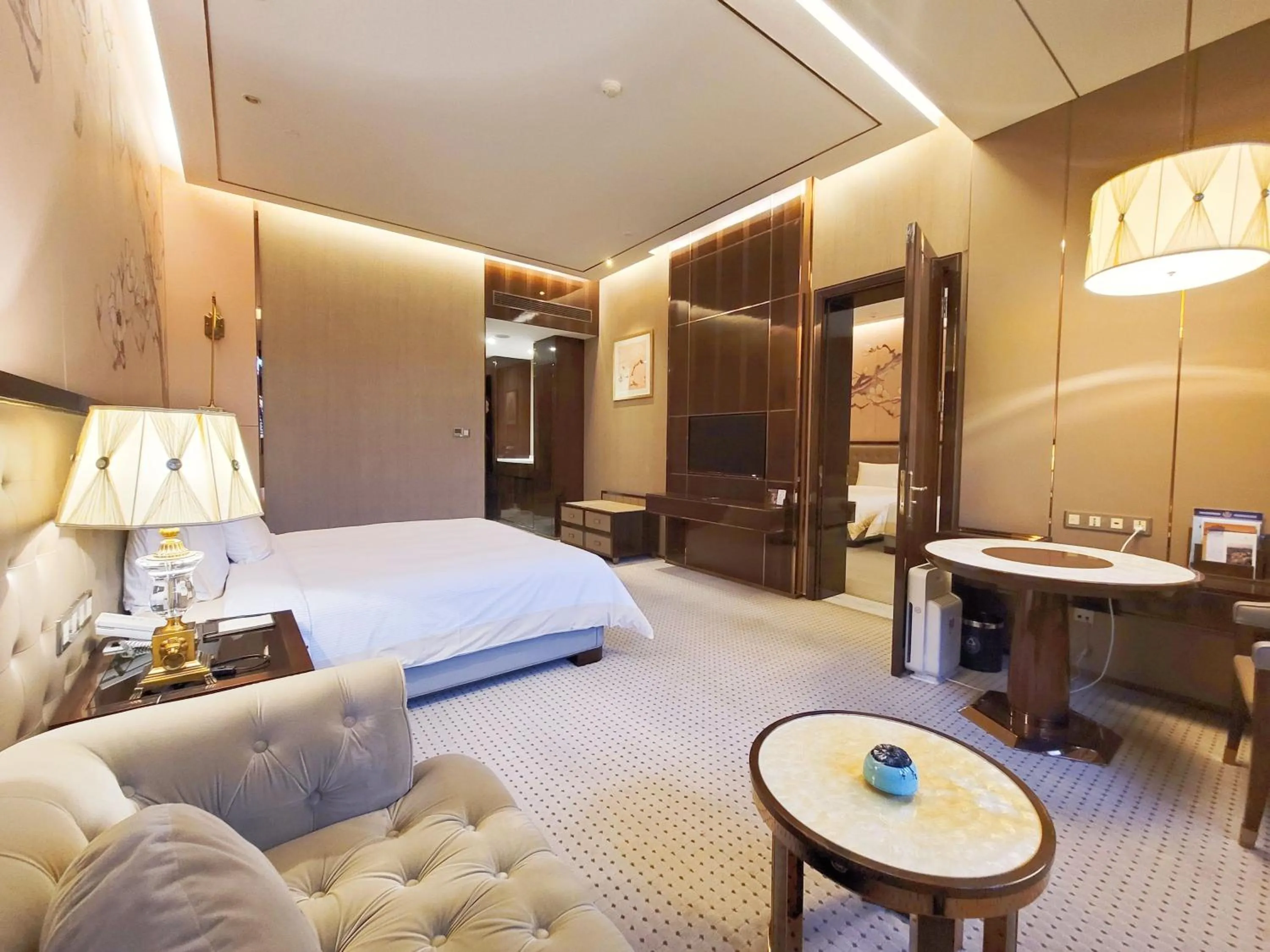 Photo of the whole room, Bed in Royal Garden Hotel Shanghai