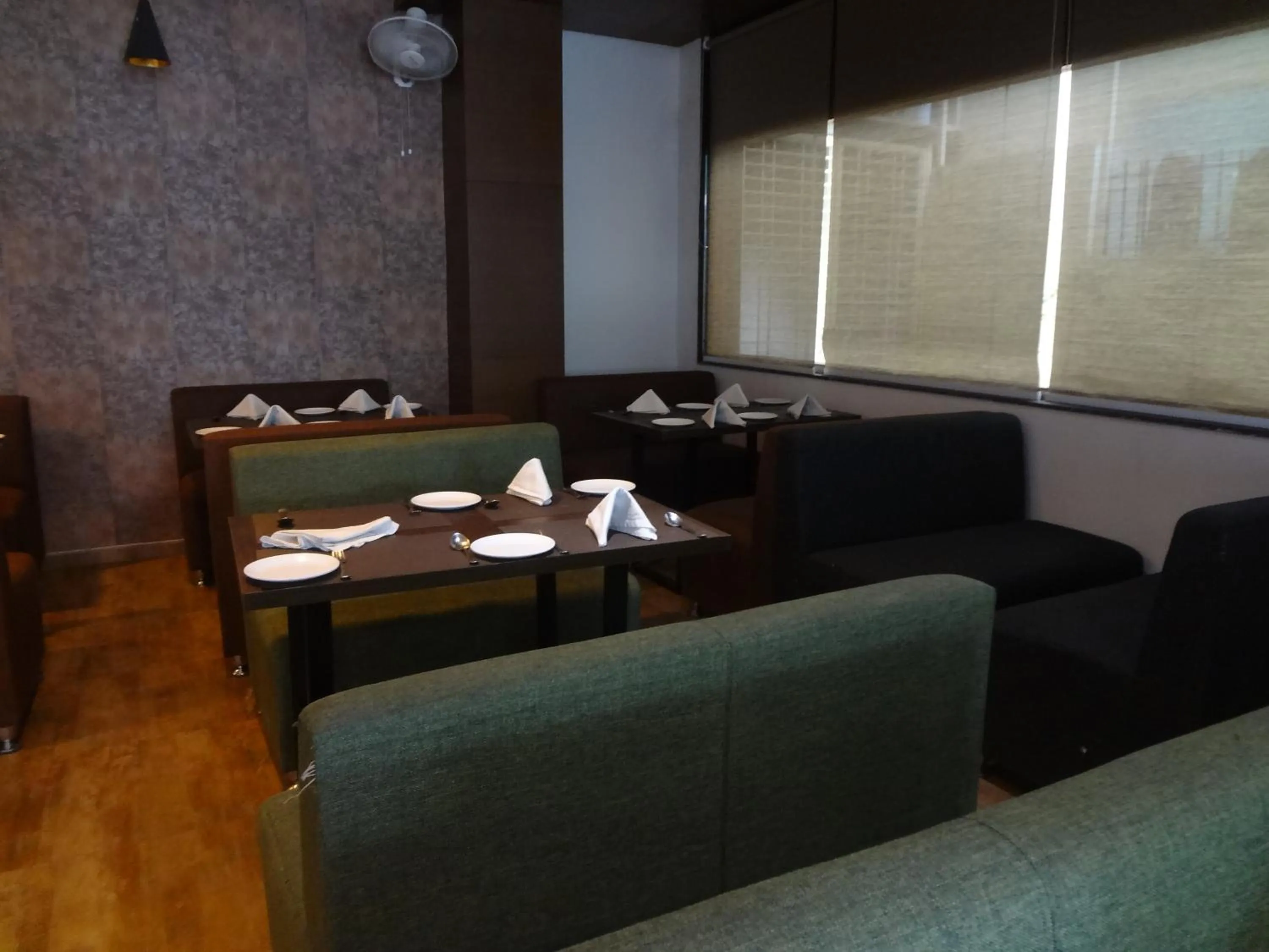 Restaurant/places to eat in Hotel Vintage