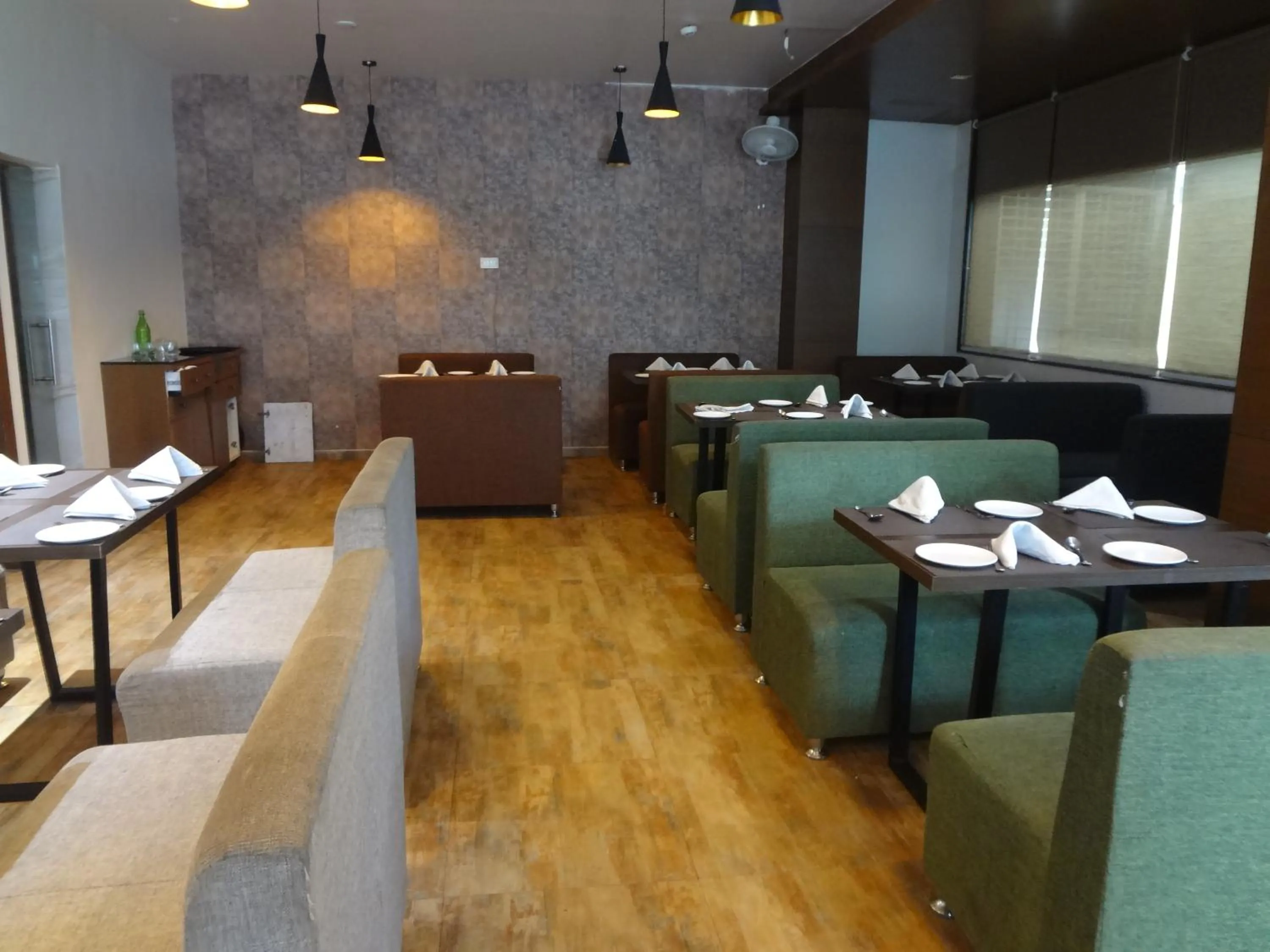 Restaurant/places to eat in Hotel Vintage