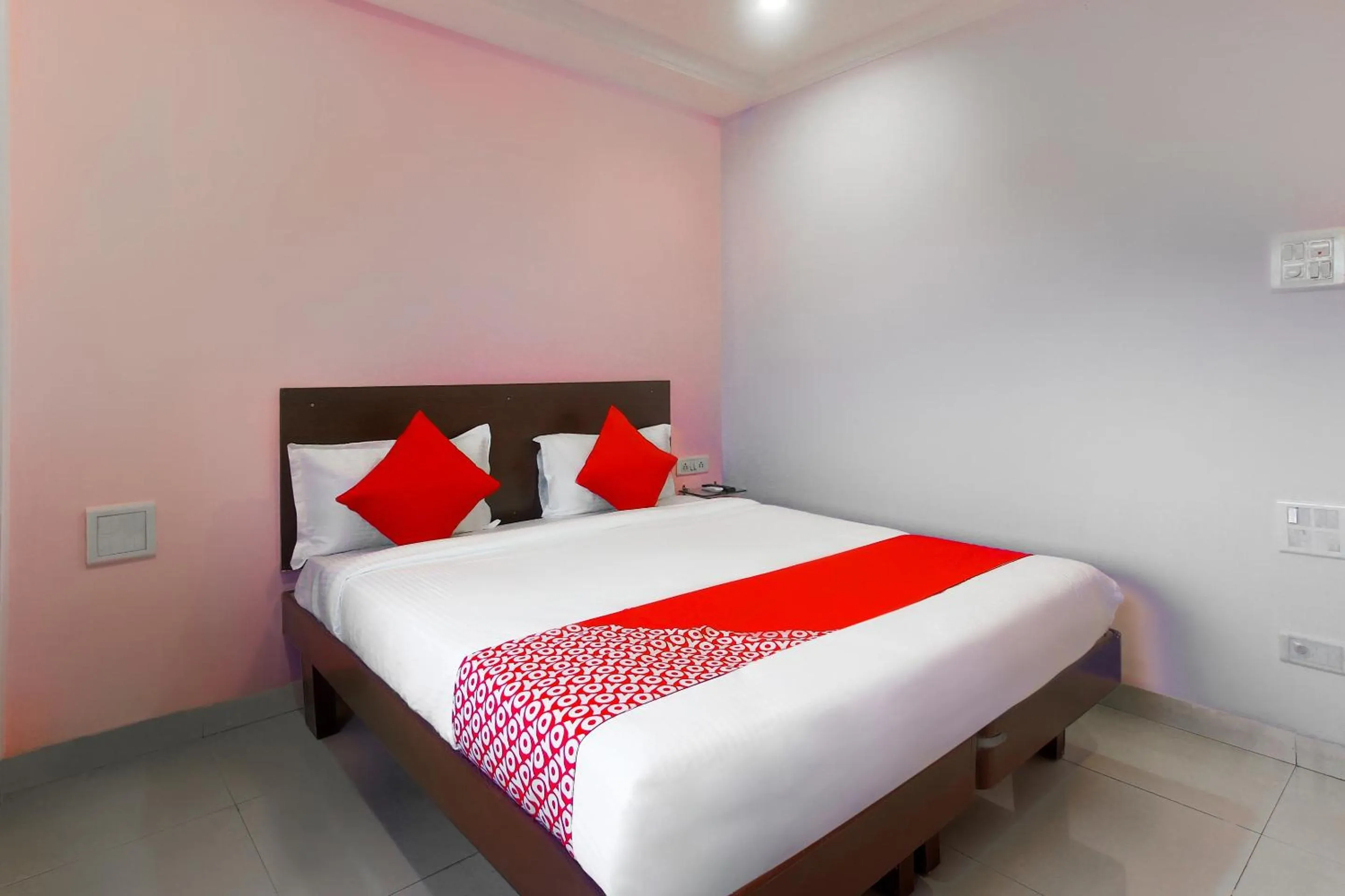 Facade/entrance, Bed in Super Hotel O MK Residency