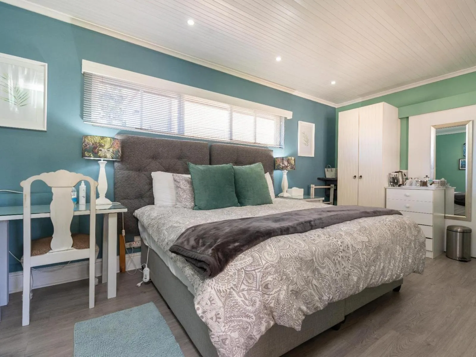 Photo of the whole room, Bed in Inn-Style