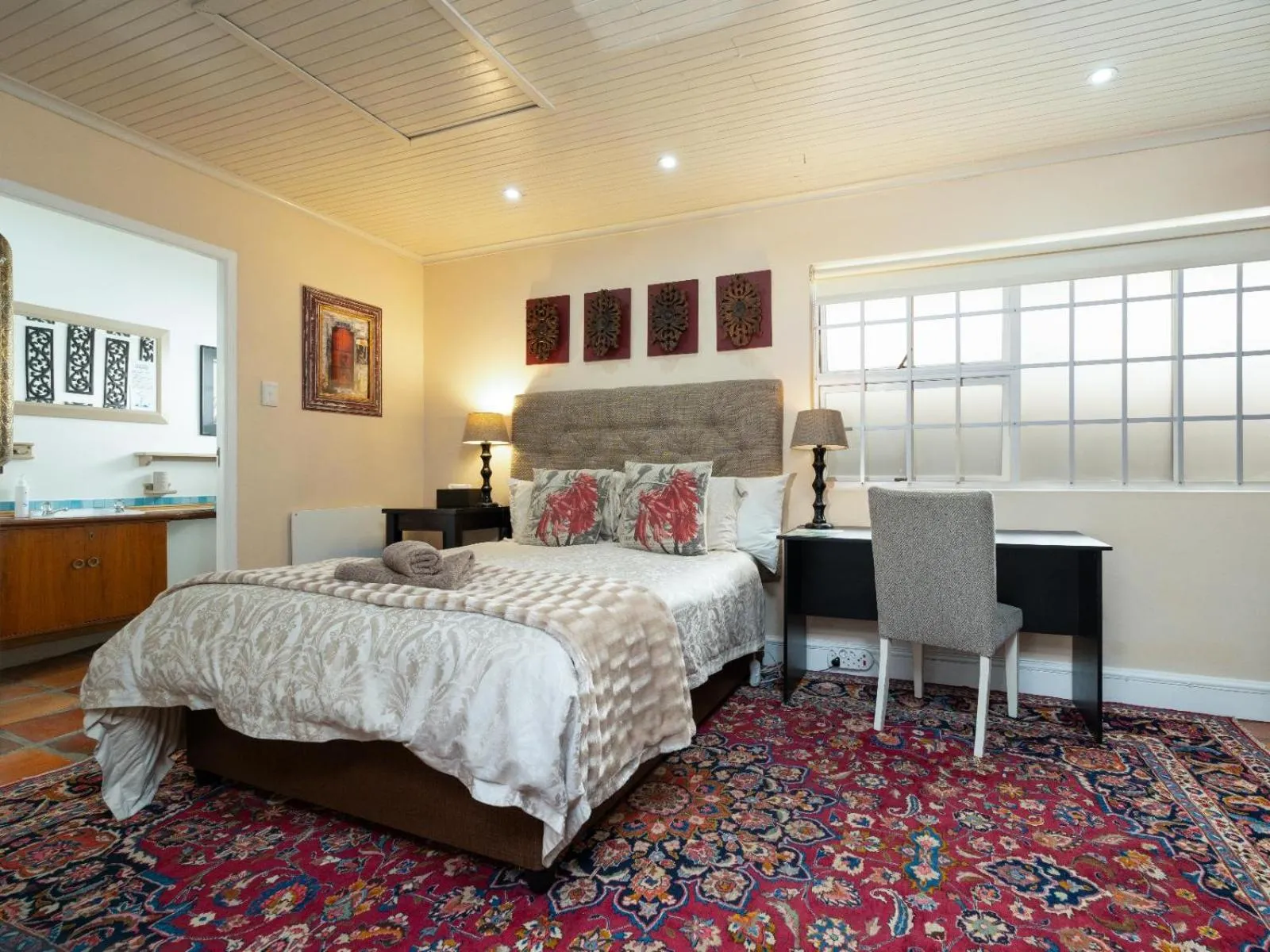 Photo of the whole room, Bed in Inn-Style