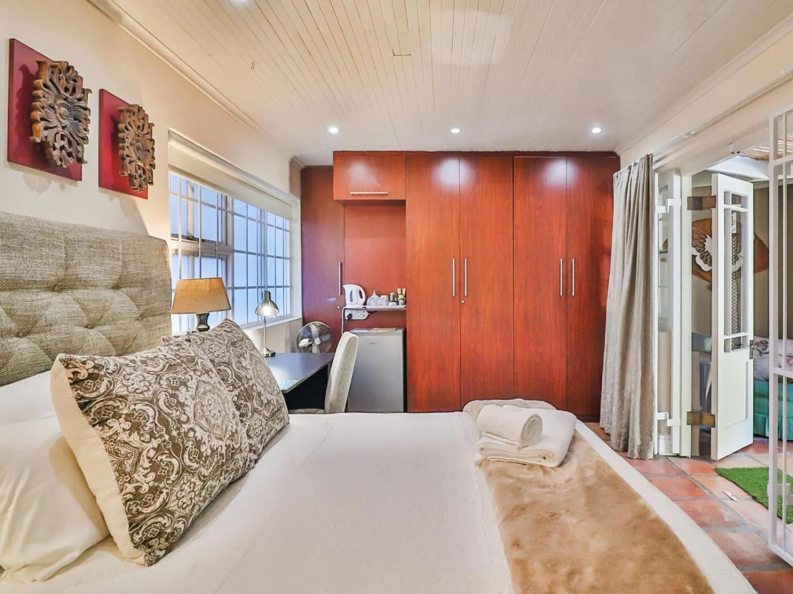 Photo of the whole room, Bed in Inn-Style