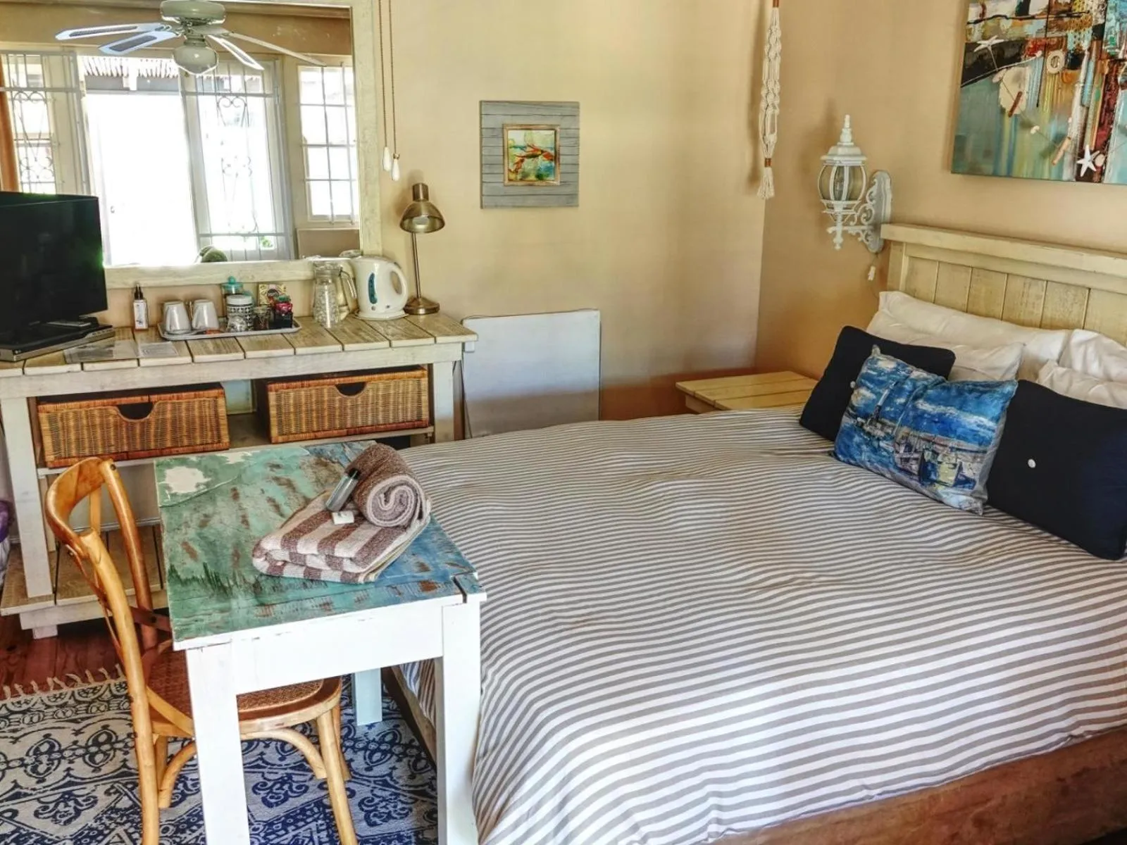 Photo of the whole room, Bed in Inn-Style