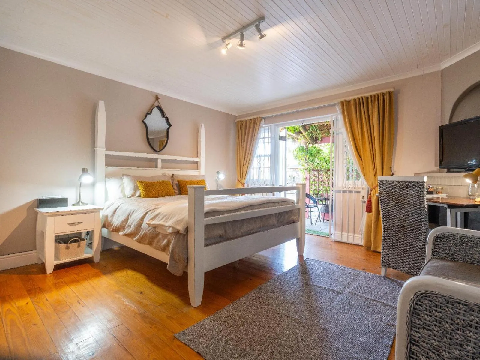 Photo of the whole room, Bed in Inn-Style