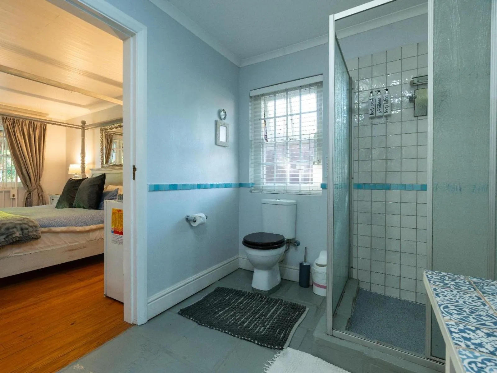 Toilet, Bed in Inn-Style