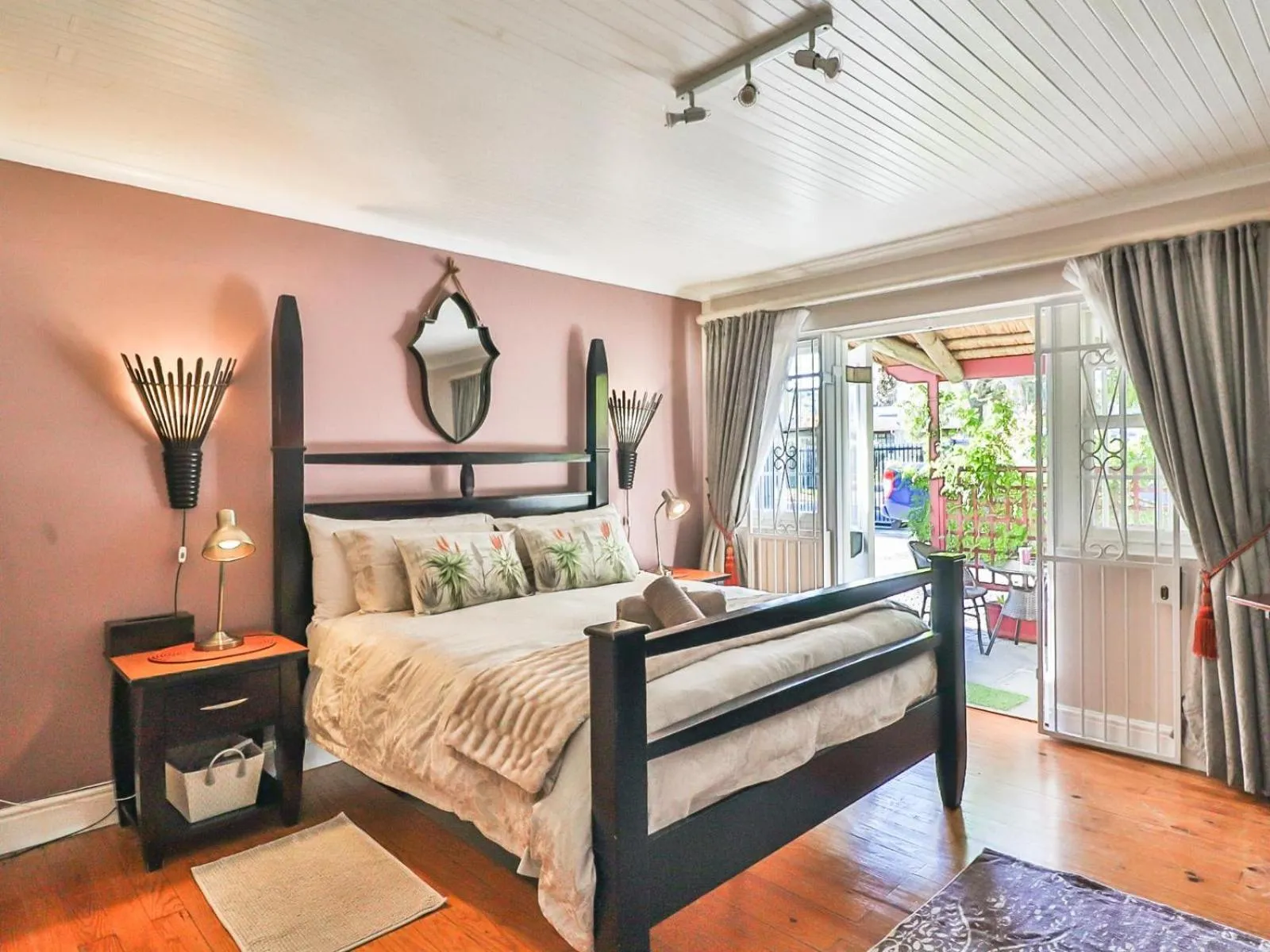 Decorative detail, Bed in Inn-Style