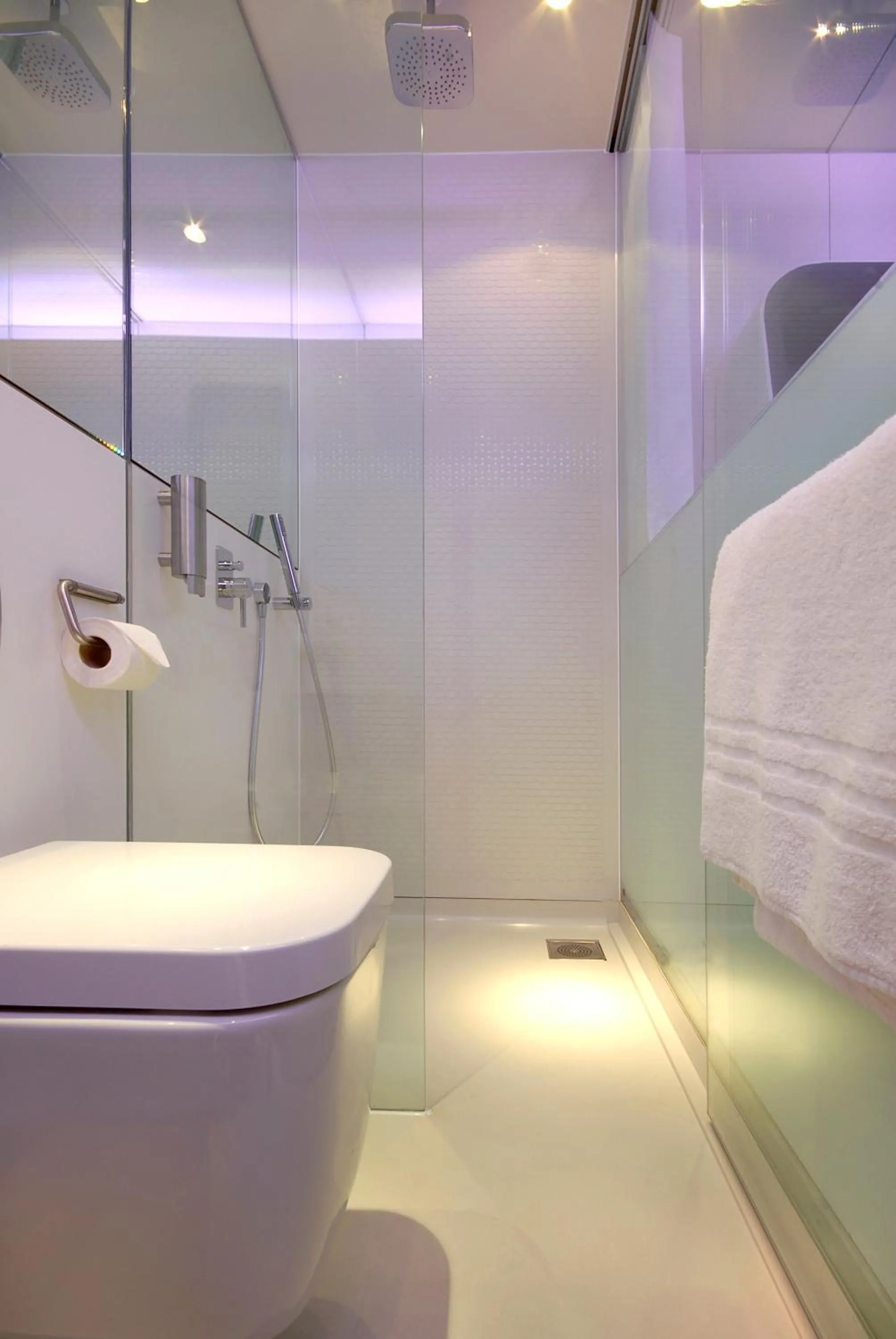Shower in YOTELAIR Amsterdam Schiphol Transit Hotel