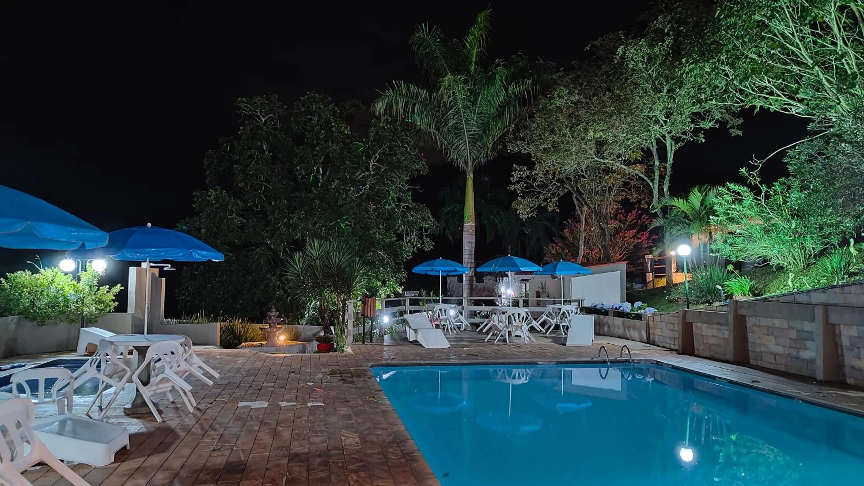 Swimming pool in Chalés Vila da Serra
