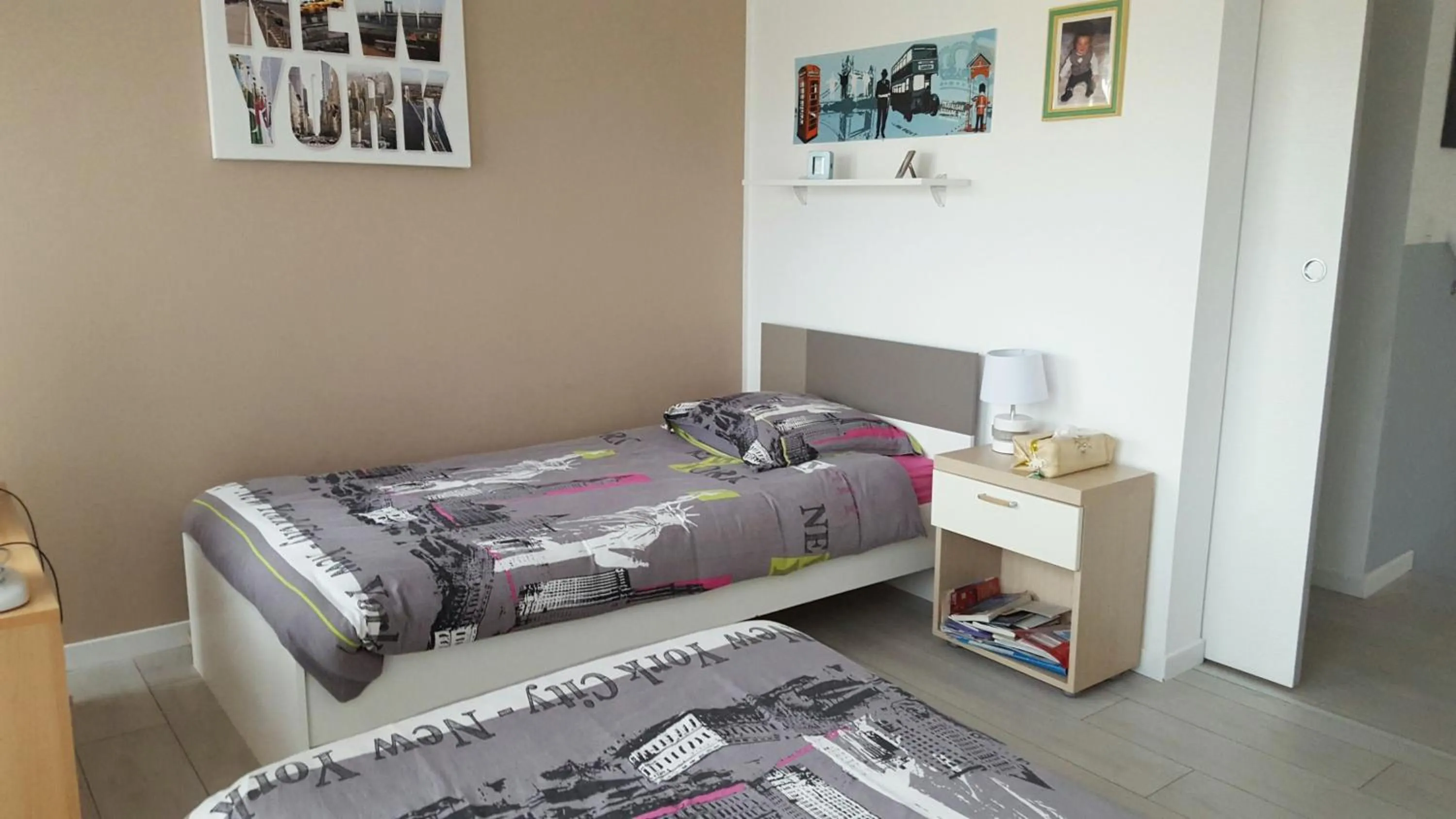 Coffee/tea facilities, Bed in Chambres d'hôtes Chez Pat et Nanou