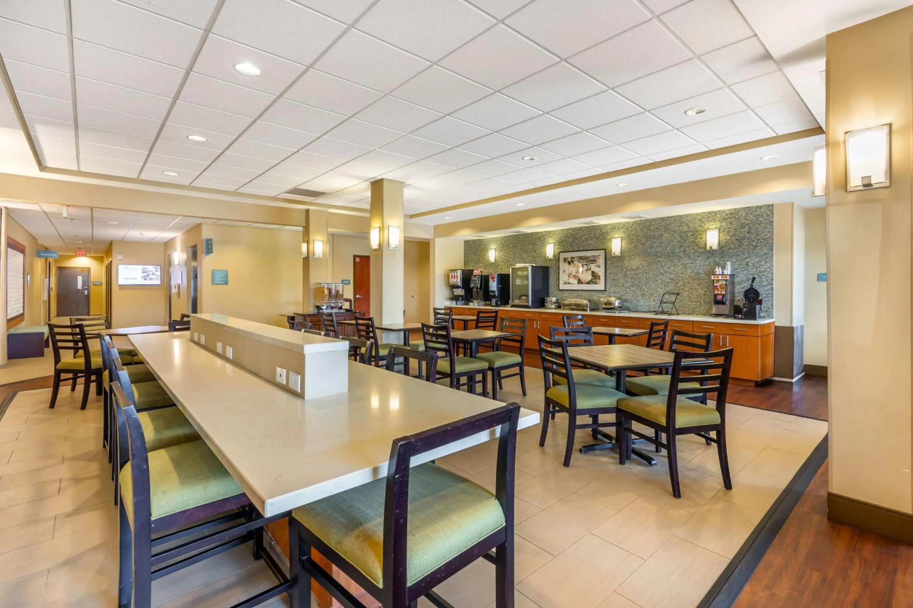 Breakfast in Best Western Plus Tuscumbia/Muscle Shoals Hotel & Suites