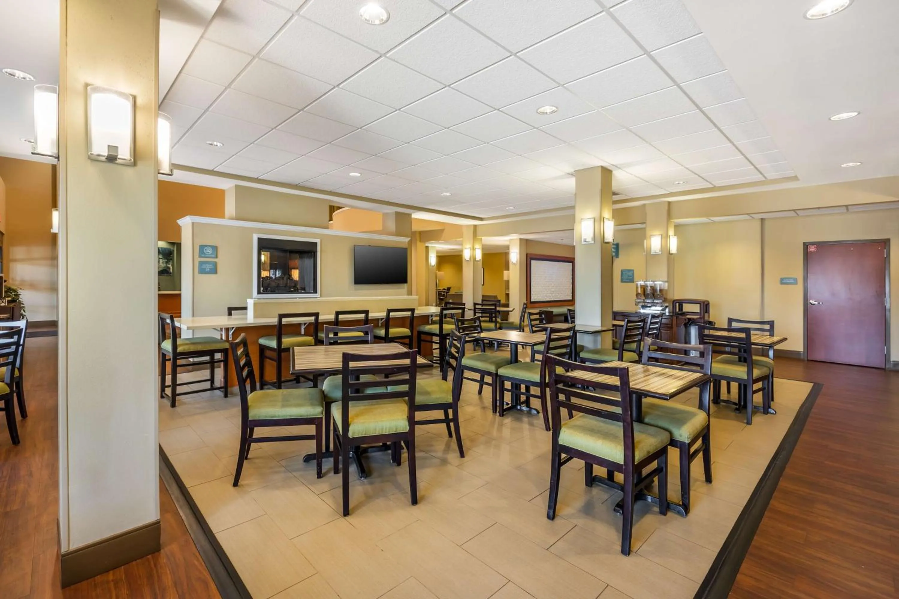 Breakfast in Best Western Plus Tuscumbia/Muscle Shoals Hotel & Suites
