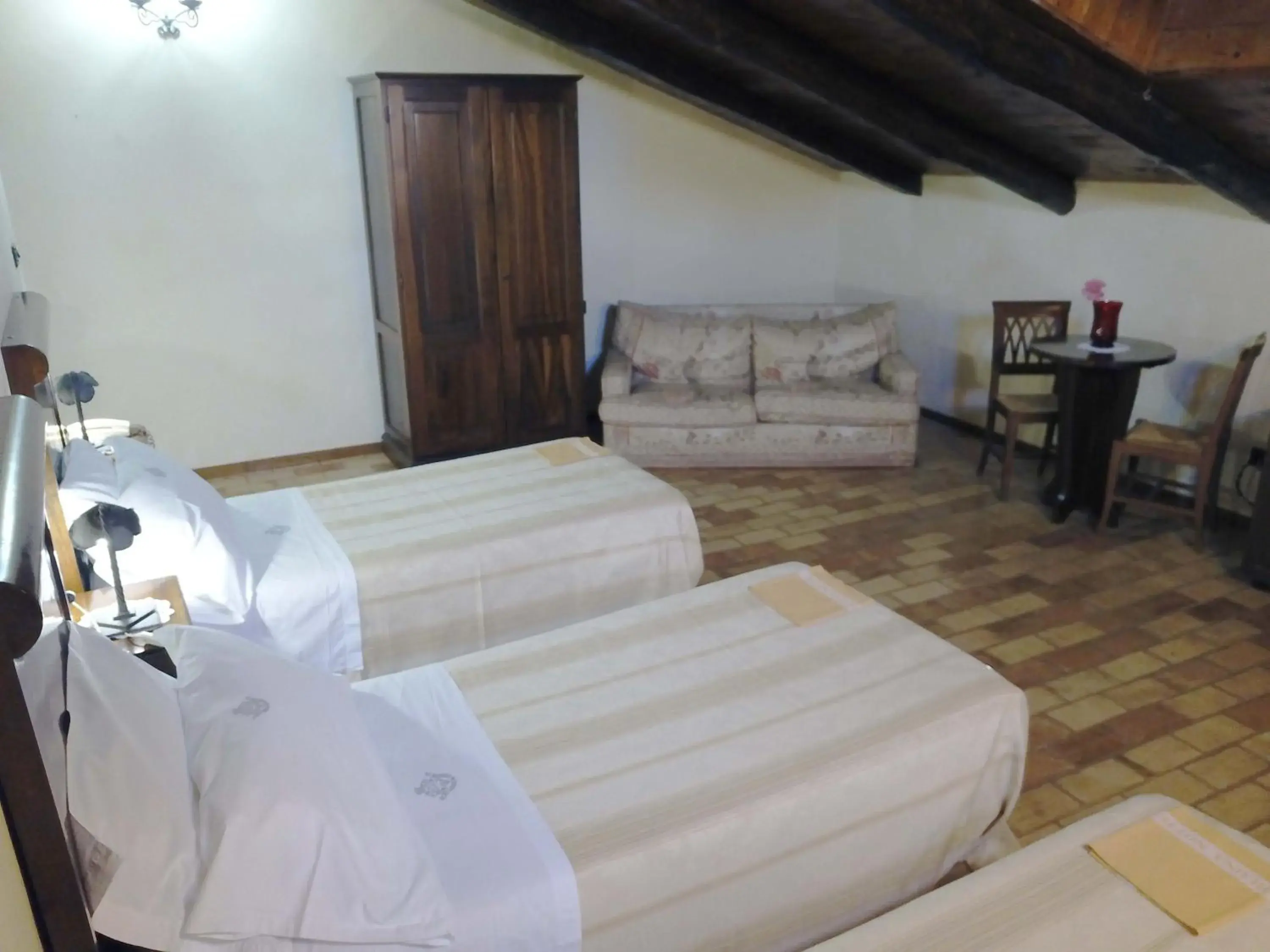 Triple Room in Castello di Altomonte Triple Room in Castello di Altomonte