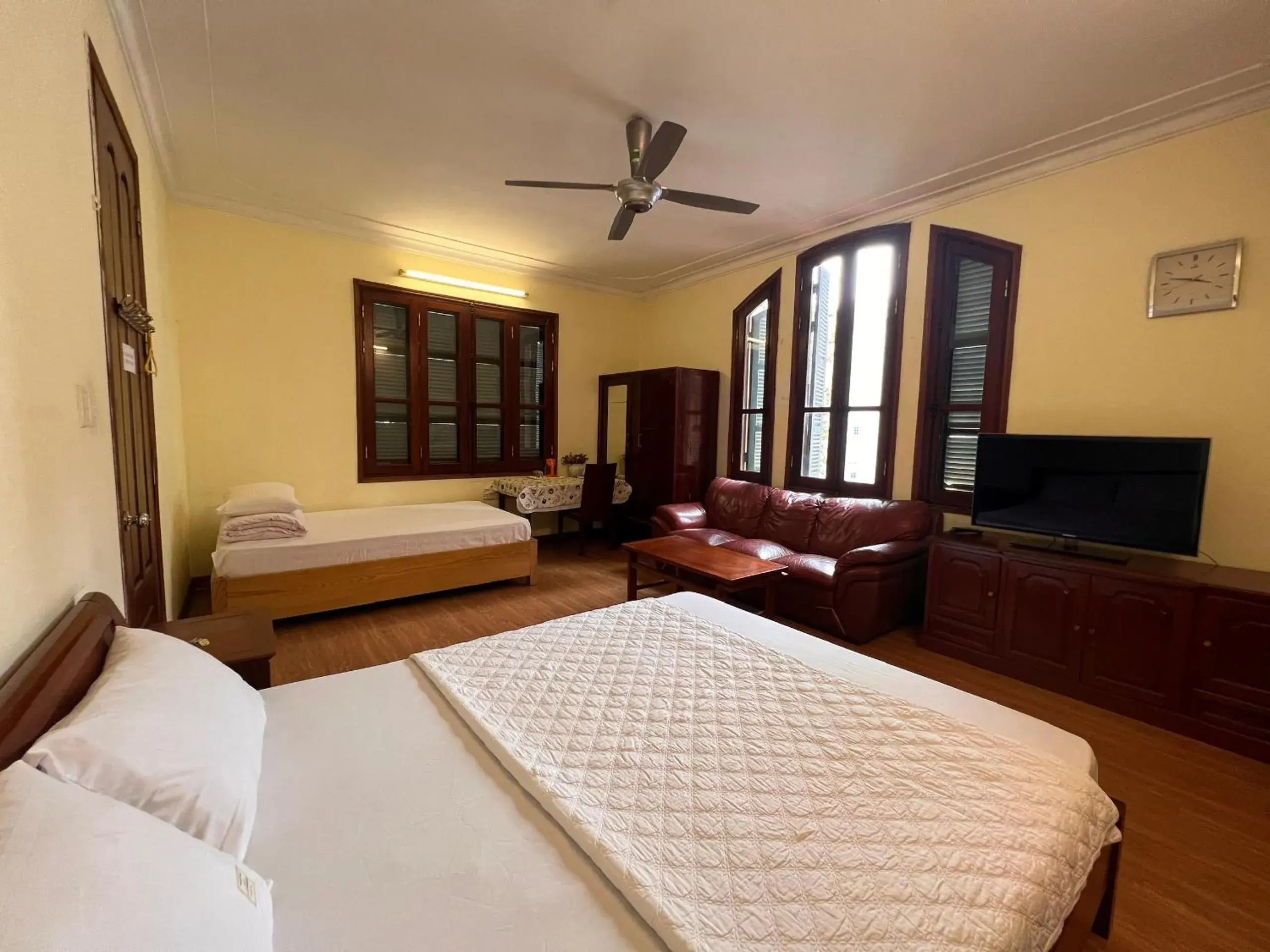 Deluxe Queen Studio - single occupancy in French-styled house Deluxe Queen Studio - single occupancy in French-styled house