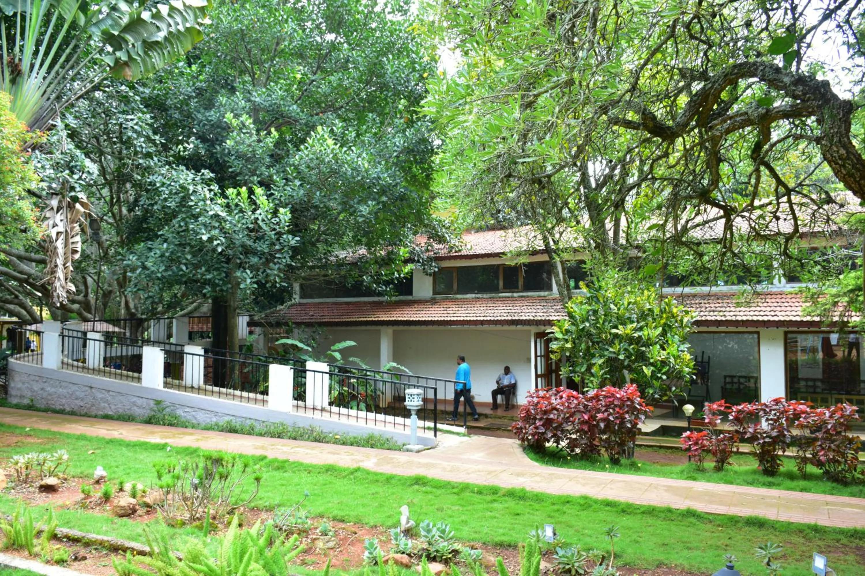 Restaurant/places to eat in Zeenath Taj Gardens