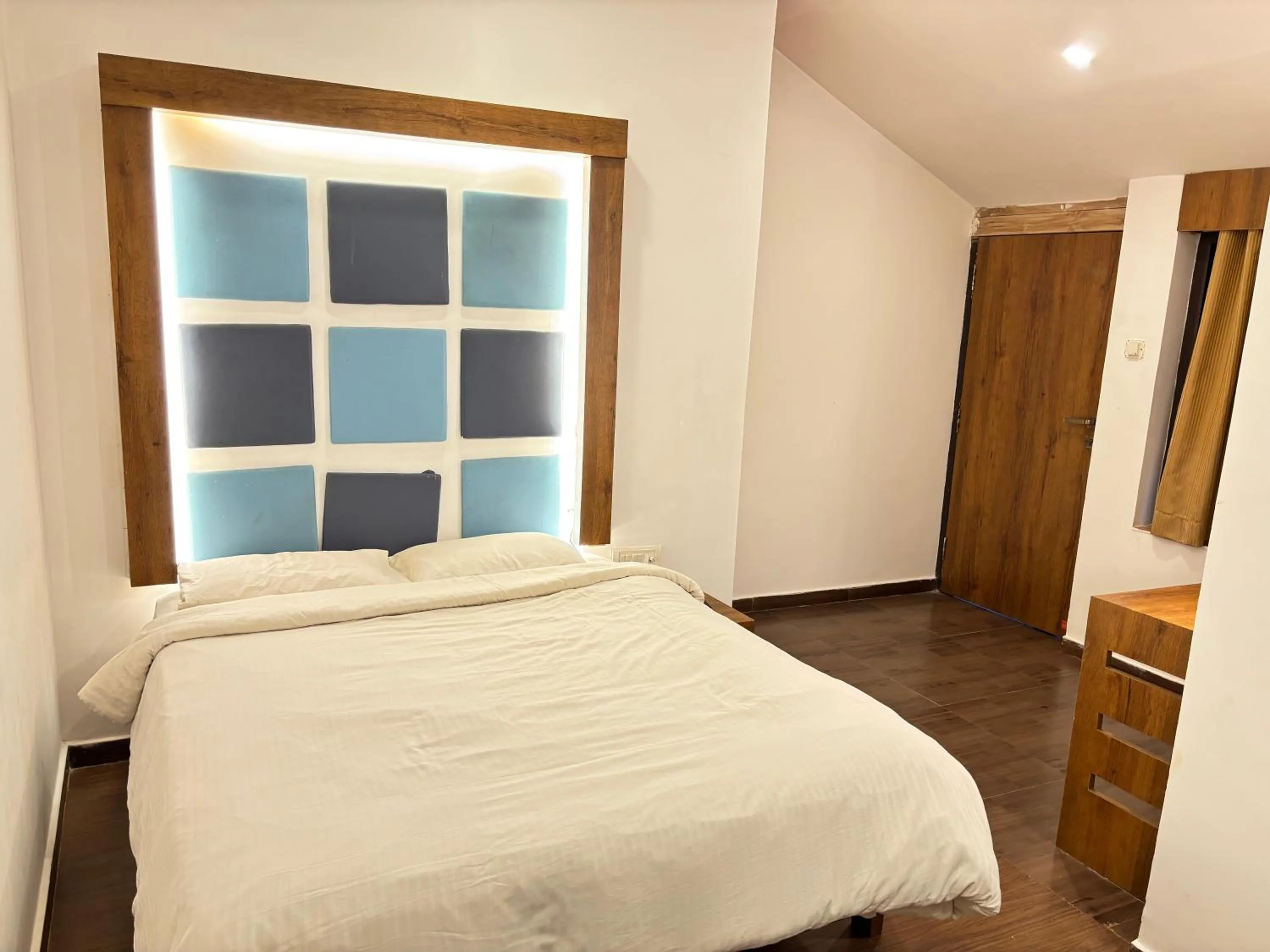 Bed in Zeenath Taj Gardens