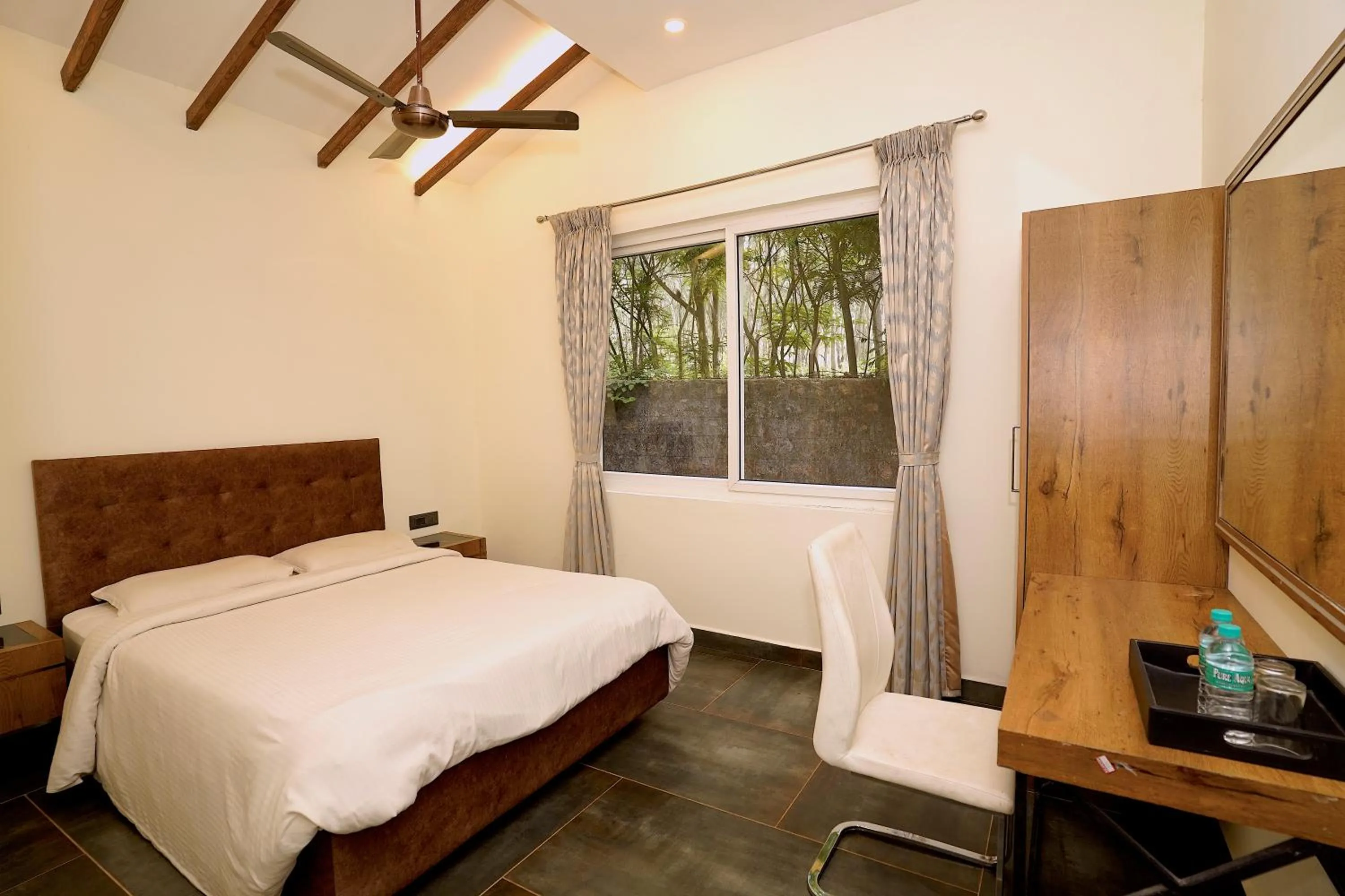 Bed in Zeenath Taj Gardens