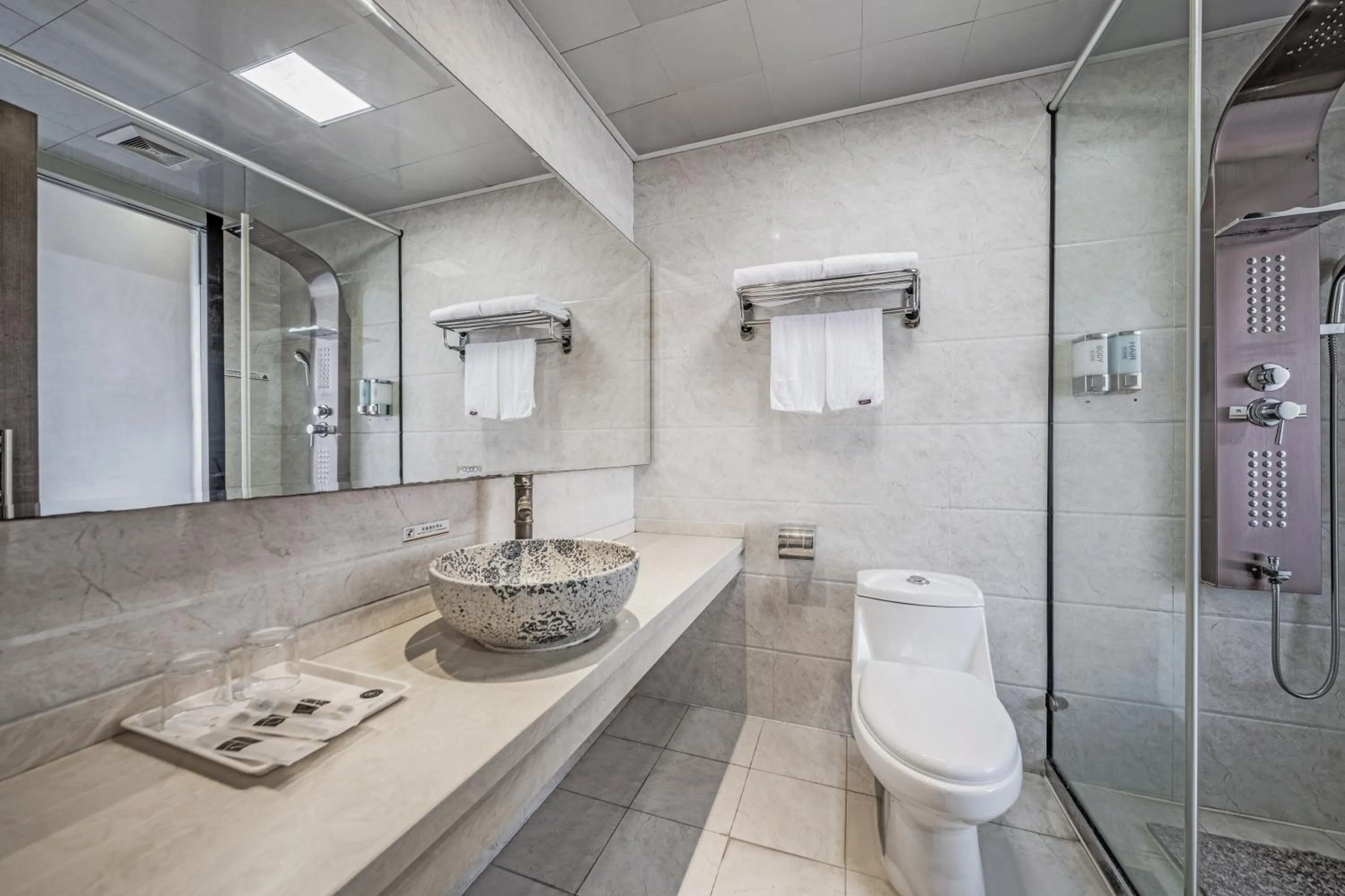 Toilet in Bo Ai International Hotel Shanghai Pudong Airport Branch-Provide shuttle services to Pudong Airport and Disneyland