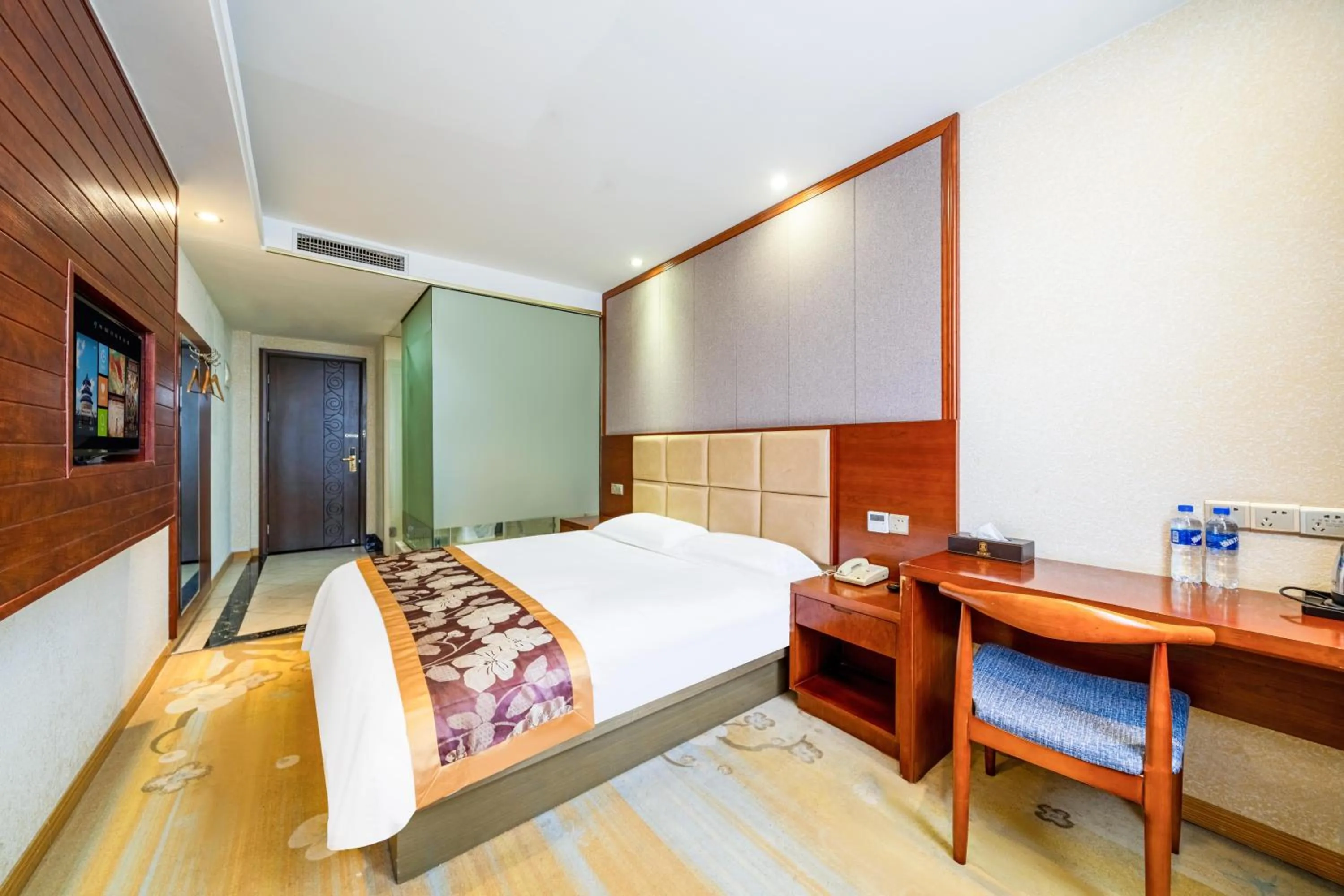 Bed in Bo Ai International Hotel Shanghai Pudong Airport Branch-Provide shuttle services to Pudong Airport and Disneyland