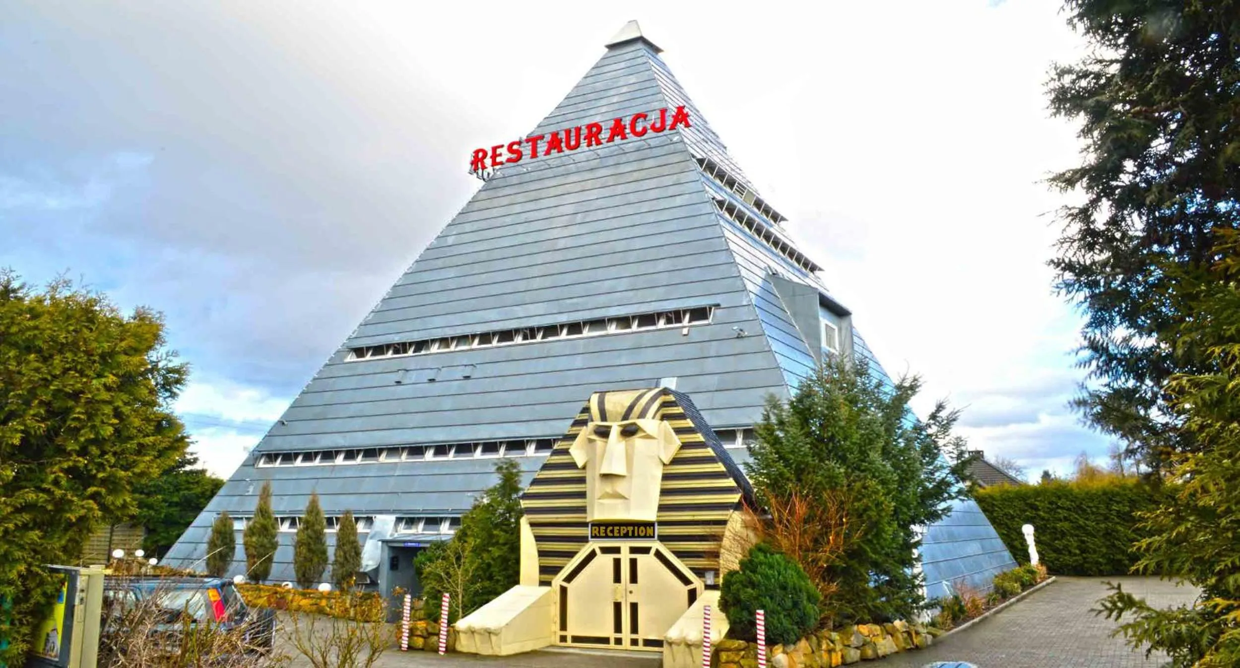 Facade/entrance in Piramida