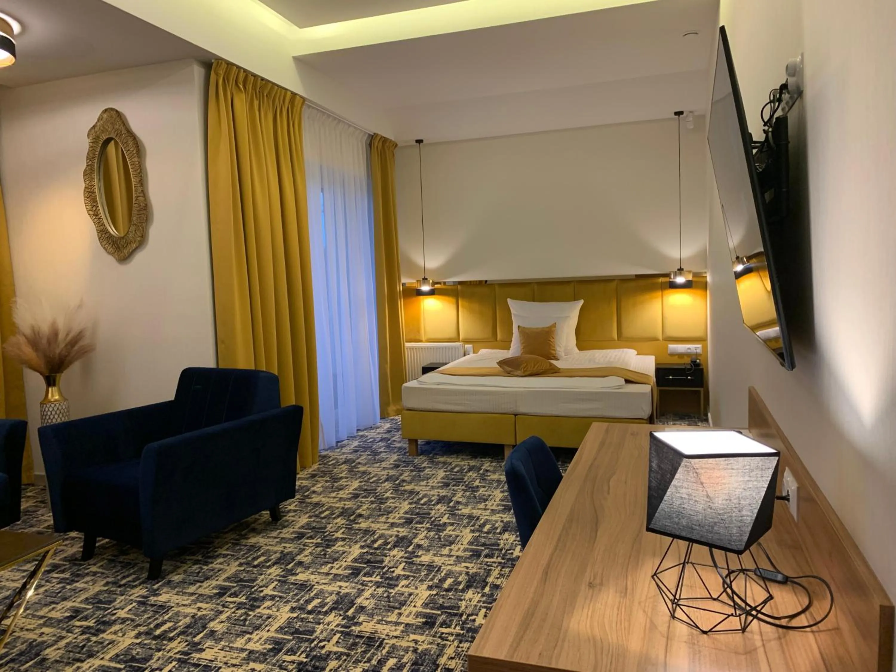 Communal lounge/ TV room, Bed in Piramida