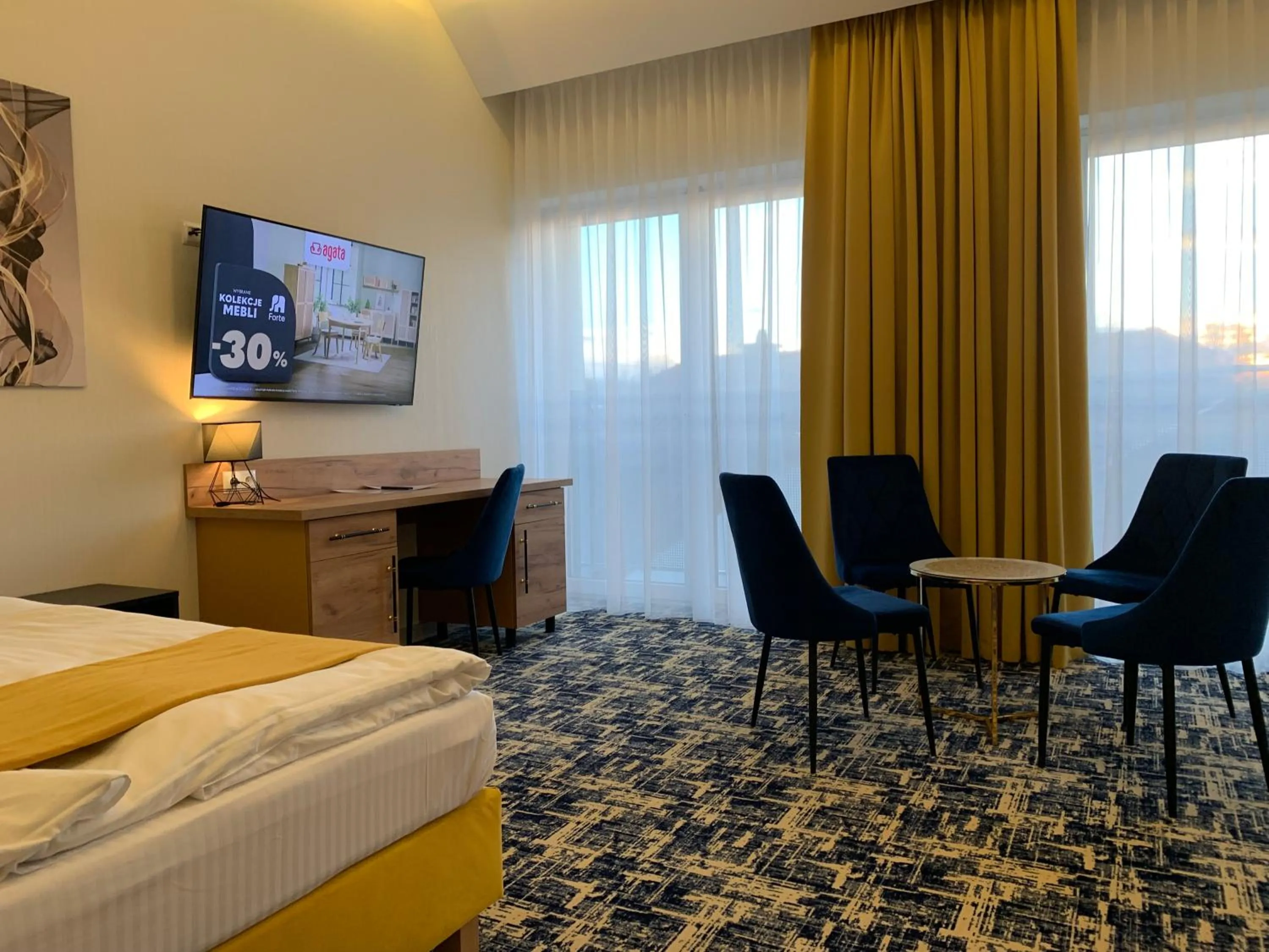 Communal lounge/ TV room, Bed in Piramida