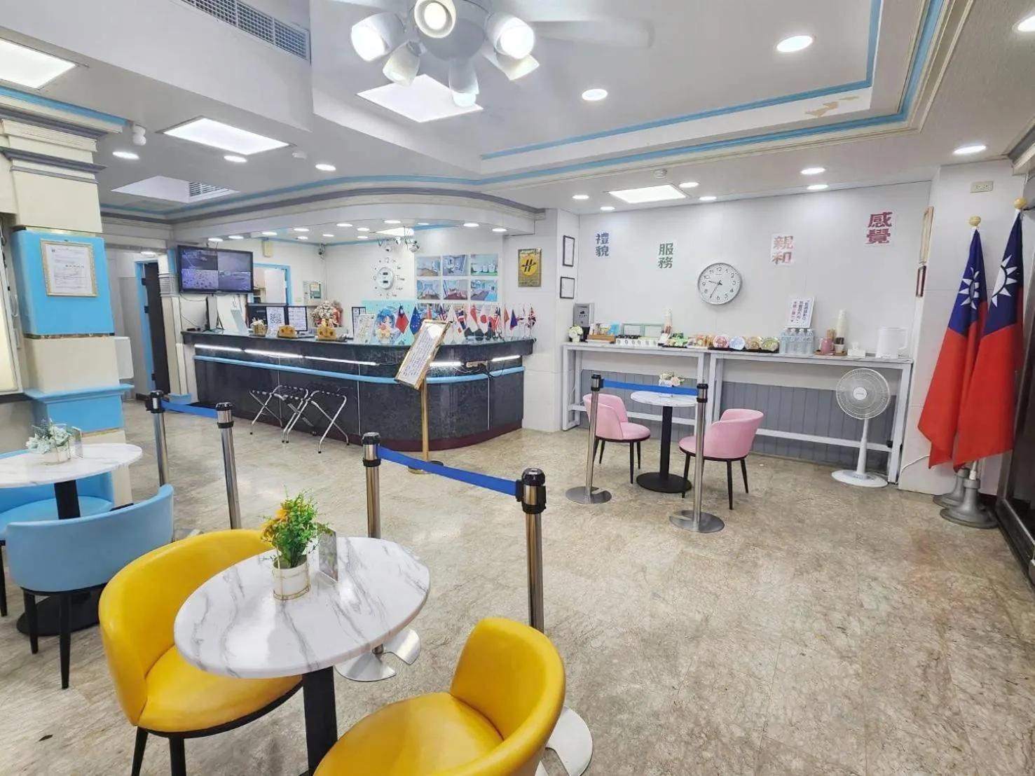 Communal lounge/ TV room in Hua Ku Hotel