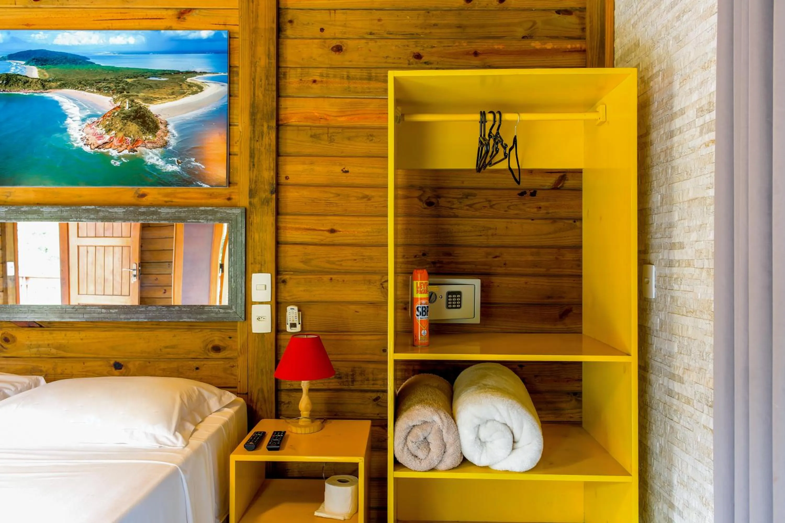 wardrobe, Bed in Pousada Plancton