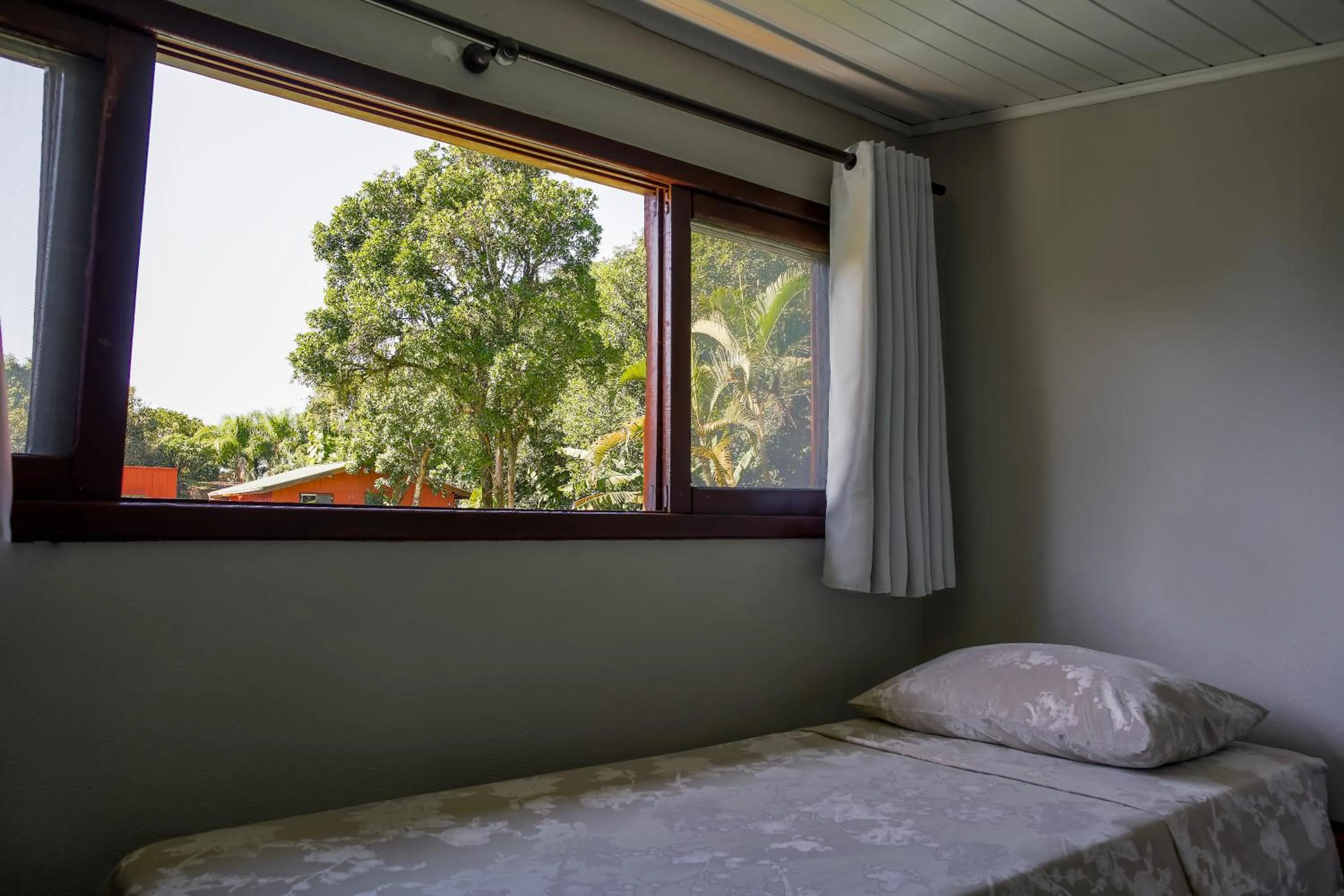 Photo of the whole room, Bed in Pousada Plancton