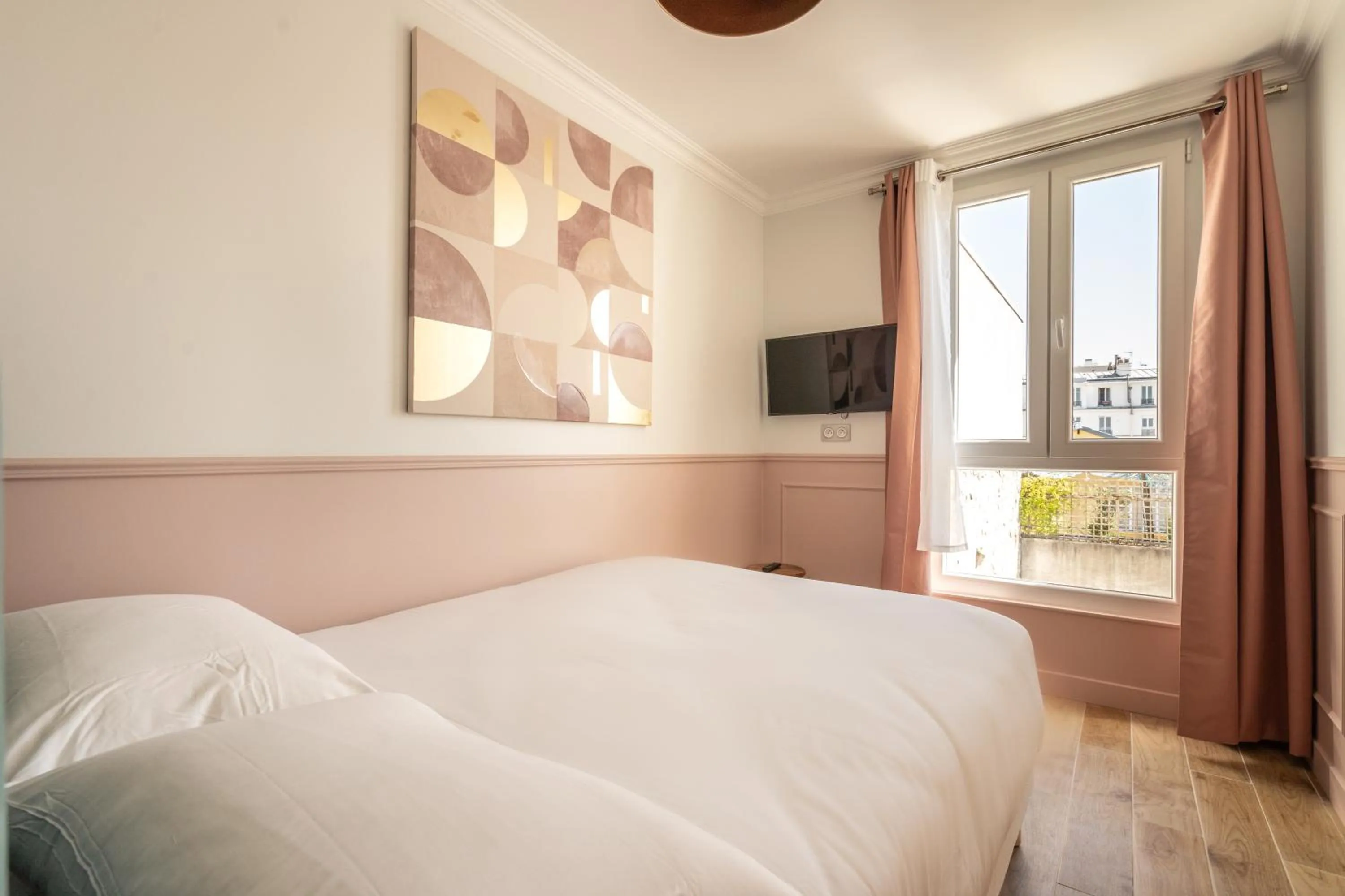 Photo of the whole room, Bed in District Nation