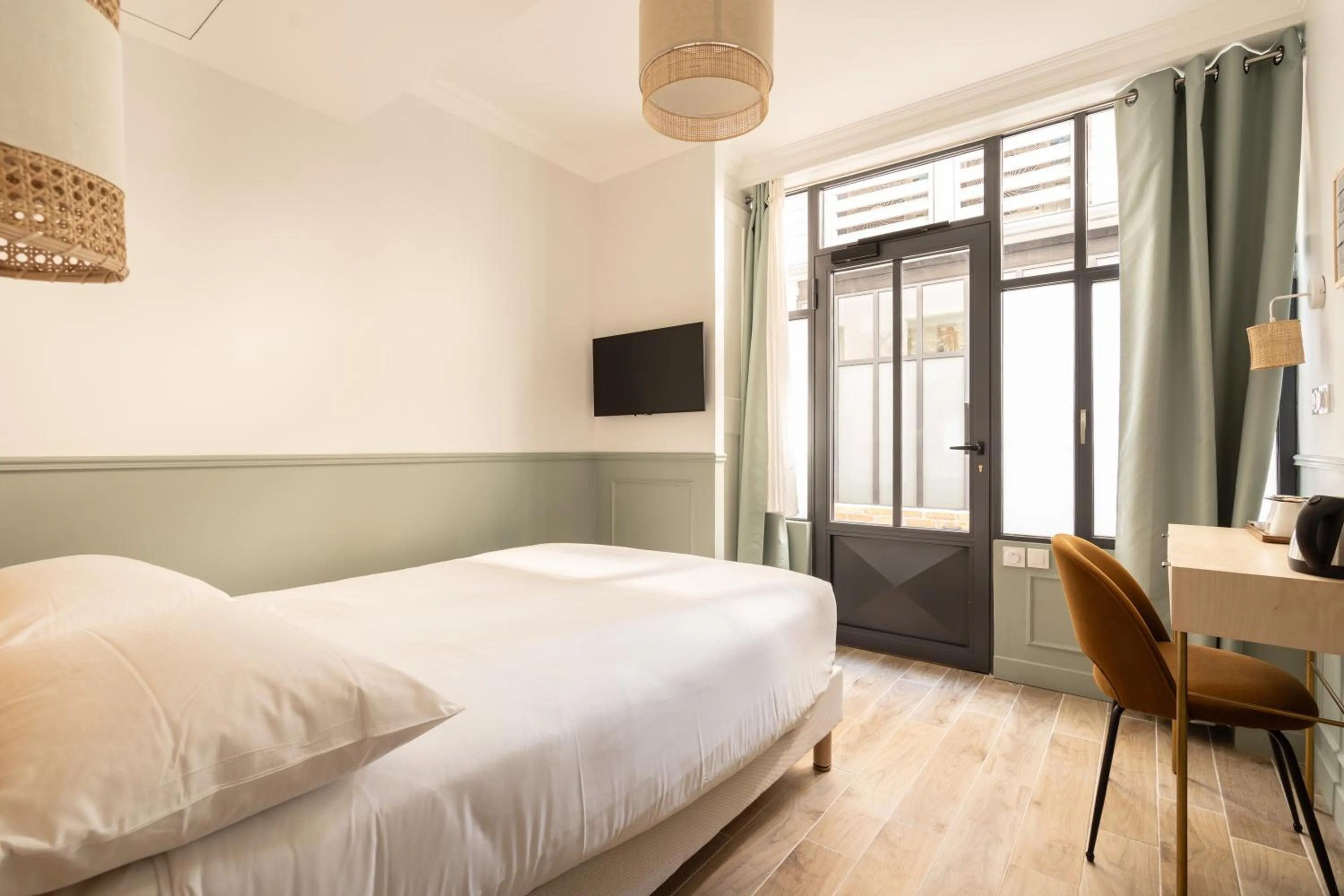 Photo of the whole room, Bed in District Nation